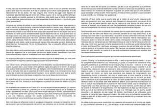Si hay algo que se constituye ahí haría falta para esto, como un día un aprendiz de poeta
que no está lejos ha articulado al fin de un cuarteto que el oficia, estas palabras: la nube
deslumbrante de los senos. No hay ninguna otra manera de jugar este registro de
nubosidad adjuntándole algo del orden del reflejo, a saber, de lo menos aprehensible por
lo cual puede ser posible soportar la Vorstellung, este objeto que no tiene otro estatuto
más que eso que podemos llamar con toda la opacidad de este término: u n punto de goce.
¿Qué quiere decir?.
Diría que voy a tratar de utilizar un poco (no sé como llego a hacerlo pasar, que importa) lo
que he escrito en otros términos, mientras me esforzaba por centrar, para hacerles sentir,
ese síncope de la Bedeutung. Está ahí el punto que viene a colmar el signo de donde de
repente me pareció lo que había de más propio para soportar ese rol del objeto seno en el
fantasma, en tanto que es verdaderamente soporte específico del Je, de la pulsión oral, no
es ninguna otra cosa más que la fórmula que les he dado aquí cien veces para imaginar el
carácter puramente estructural del Sinn: colorless ideas green, estas ideas sin color y
verdes, sleep furiously. Nada me parece poder expresar de una manera más adecuada el
privilegio de este objeto, nada lo expresa de manera más adecuada, es decir, poética: que
ellos duermen furiosamente. No es de despertarlos, hay un pequeño affaire cuando se
trata de los senos.
Esto está hecho para ponernos sobre una huella, la que va a aproximarnos a la cuestión
dejada en suspenso de lo que puede permitirnos suplir a este bewußtheit. Pues bien
entendido esto es el objeto a, solamente hace falta saber encontrarlo.
No es porque se sepa su nombre desde el comienzo que se lo reencuentra, por otra parte
reencontrarlo no significa nada sino alguna ocasión de divertimiento.
Que viene Freud a articular para nosotros al nivel del sueño, nos asombraremos por lo que
suelta, si puedo decir, para indicar cierto perfil de vigilia del sujeto en el dormir. Si hubiese
algo que carácteriza esta falta del Otro que designo como fundamental de la alienación, si
el Je no es nada más que la opacidad de la estructura lógica, si la intransparencia de la
verdad da el estilo del descubrimiento freudiano, no es extraño verlo decir que tal sueño
que contradice su teoría del deseo no significa más que el deseo de contrariarlo.
No es suficiente a la vez para mostrar la justeza de esta fórmula que articulo que el deseo
es el deseo del Otro, mostrar en qué suspenso el estatuto del deseo es dejado si el Otro
no existe.
No es acaso más notable ver en Freud al fin de una las secciónes del capítulo VI, sobre el
cual he insistido la última vez, precisar que es de una manera segura que el soñador se
arma y se defiende con esto: que lo que sueña no es más que un sueño. A propósito de lo
cual va a insistir sobre esto: que hay una instancia que sabe siempre que el sujeto duerme,
y que esa instancia, aunque eso puede sorprendernos, no el inconsciente, es
precisamente el preconsciente que representa, el deseo de dormir.
Esto nos llevará a reflexionar sobre lo que pasa al despertar, porque si el deseo de dormir
se encuentra por la intermediación del dormir tan cómplice con la función del deseo en
tanto tal, en tanto ella se opone a la realidad, qué es lo que nos garantiza que partiendo
del dormir el sujeto esté más defendido contra el deseo en tanto que encuadra eso que se
llama realidad. El momento de despertar no puede ser jamás más que un corto instante,
aquel donde se cambia el telón. Pero dejemos ahí esta primera puesta en suspenso sobre
la que volveré y, sin embargo, hoy quise tocar.
Sigamos a Freud; soñar que se sueña debe ser el objeto de una función, seguramente
para que podamos decir que siempre esto designa el acercamiento inminente de la
realidad. Que se pueda percibir algo que se rearma de una función de error para no
retomar la realidad, no es acaso ver una vía exactamente contraria al aserto de que una
idea es transparente a sí misma, es la huella de algo que merece ser seguido.
Para hacerles sentir como lo entiende, me parece que no puedo hacer mejor que ir gracias
al camino que me abre una fábula muy conocida, sacada de un viejo texto chino, la de
Chuang Tzu. Dios sabe lo que hace decir a propósito de ese sueño bien conocido, de ese
que habría dicho después de haber soñado ser una mariposa. Habría interrogado a sus
discípulos sobre el tema de saber cómo puede distinguirse Chuang Tzu soñándose
mariposa de una mariposa que por más despierta que se crea no haría más que soñar ser
otra cosa. Inútil decir que esto no tiene absolutamente el sentido que se da habitualmente
al texto de Chuang Tzu. Las frases que siguen muestran de qué se trata esto nos lleva
sobre el tema de la formación de los seres y de vías que nos escapan desde hace mucho
tiempo en gran medida, en cuanto a lo que era exactamente pensado por aquellos que
han dejado huellas escritas.
Este sueño quiero permitirme suponer que ha sido inexactamente relaciónado.
Cuando Chuang Tzu se sueña mariposa se dice: —esto no es más que un sueño—, lo que
es completamente conforme a su mentalidad, no duda un instante de sobrellevar este
pequeño problema de su identidad de ser Chuang Tzu. El se dice: —esto no es más que
un sueño—, y es precisamente en lo que falta a la realidad pues alguna cosa es el Je de
Chuang Tzu, reposa en esto tan esencial a toda condición del sujeto, a saber, que el
objeto es visto. El no es nada que nos permita dominar mejor lo que tiene de traicionero
ese mundo de ficción, en tanto que soportaría esa especie de congregación que
llamaríamos mundo o extensión, del cual el sujeto seria el único soporte y modo de
existencia. Que hace a la consistencia de este sujeto en tanto que ve, es decir, en tanto
que no tiene más que la geometría de la visión, en tanto puede decir al Otro: esto está a la
derecha, esto a la izquierda, esto está adentro o afuera; qué le permite situarse como Je
sino lo que ya he subrayado en el pizarrón en ese mundo visible: que la mariposa no es
ninguna otra cosa más que eso que lo designa a él como mancha, y como eso que tiene
de original la mancha en el surgimiento a nivel del organismo de algo que hará visión. En
tanto que el Je es mancha sobre fondo, eso que va a interrogar, que ve, que no puede
encontrar y se esconde, es ese origen de mirada; manifiesta al ser articulado, para
nosotros, la luz del sol para inaugurar lo que es del orden del je en la relación escoptofílica.
Acaso no está allí, el sólo sueño y lo que enmascara la realidad de la mirada en tanto hay
quedescubrirla.
Es a este punto que quería conducirlos hoy respecto del recuerdo de la función del objeto
a y su correlación estrecha al Je. ¿Sin embargo, no es verdad que cualquiera sea el lazo
 