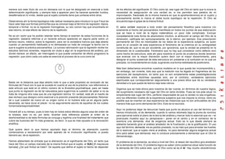 merece aún este título de uno en demasía con lo que he designado en esencial a toda
determinación significante, y siempre lista a aparecer pero ha hacerse aprender huidiza,
desaferrada en lo vivido, desde que el sujeto contante tiene que contarse entre otros.
Observemos ahí la forma topológica más radical necesaria para introducir lo que Freud se
hace valer bajo sus formas polimorfas que se conocen bajo el término de regresión; tópica,
temporal o formal, no es la regresión homogénea, su raíz común hay que encontrarla en
ese retorno, en ese efecto de retorno de la repetición.
No es sin razón que he podido retardar tanto tiempo el examen de estas funciones de la
regresión, bastaría referirse a un reciente articulo aparecido en alguna parte sobre un
terreno neutro, médico, sobre la regresión, para ver la verdadera hiancia que deja abierta
cuando un pensamiento habituado a no demasiada luz trata de conjugar la teoría con lo
que le sugiere la práctica psicoanalítica. La curiosa valorización que la regresión recibe los
estudios teóricos recientes, responde sin duda a algo en la experiencia del análisis, por
donde merece, en efecto, ser interrogado lo que puede comportar de efecto progresivo la
regresión, que cómo cada uno sabe es esencial al proceso de la cura como tal.
Basta ver la distancia que deja abierto todo lo que a este propósito es revocado de las
fórmulas de Freud con lo que se sucede en cuanto al uso de la práctica; nos referiremos a
este artículo que está en el último número de la Evolution psychiatrique, para ver hasta
que punto la regresión es de tal naturaleza para sugerirnos la cuestión de saber si no se
trata de ninguna otra cosa que de una regresión teórica. En verdad, está allí el meollo de
ese rechazo que designo como esencial a la posición presente del psicoanalista. Retomar
tal o cual cuestión de nuevo en su origen como si no hubiera sido ya en alguna parte
devanada, se hace durar el placer, no es seguramente asunto de aquellos de los cuales
tomamoslaresponsabilidad.
Volveré allí a su tiempo, pues si bien hay en todos estos efectos alguna cosa del orden de
la torpeza, esto no es, por tanto, levantar toda referencia posible al orden de la
deshonestidad si de tales fórmulas se conjuga y legitima una finalidad del tratamiento que
cubre las ilusiones del Yo más groseras, es decir, lo que es más opuesto a la renovación
analítica.
Qué quiere decir lo que hemos aportado bajo el término de alienación cuando
comenzamos a esclarecerlo por este aparato de la involución significante, si puedo
llamarlo así, de la repetición.
Hemos adelantado de entrada que la alienación es el significante del Otro, en tanto que
hace del Otro un campo marcado de la misma finitud que el sujeto, el S(A/) [A mayúscula
barrada] ¿De qué finitud se trata?. De aquella que define el sujeto el hecho de depender
de los efectos del significante. El Otro como tal, ese lugar del Otro en tanto que lo evoca la
necesidad de aseguración de una verdad es, si me permiten esa palabra de mi
improvisación, fracturado de la misma manera en que la aprehenderemos en el sujeto y
precisamente donde lo marca el doble bucle topológico de la repetición. El Otro se
encuentra bajo el golpe de la misma finitud.
El salva veritate esencial a todo orden del pensamiento filosófico para nosotros (no
solamente el hecho del psicoanálisis manifiesta en todos los puntos de esa elaboración
que se hace a nivel de la lógica matemática) un poco más complicado. Excluye
completamente toda forma de absolutismo intuitivo, la atribución al campo del Otro de la
dimensión, calificada tan spinozianamente, de lo eterno, por ejemplo. Esa prescripción
permanente del Otro es inextirpable de los datos de la experiencia subjetiva, es quien
pone en el corazón de esta experiencia el fenómeno de la creencia en su ambigüedad
constituida de: que no es por accidente, por ignorancia, que la verdad se presenta en la
dimensión de lo cuestionable. Fenómeno que no hay que considerar como defecto sino
como hecho de estructura, está ahí para nosotros el punto de prudencia donde tenemos
que avanzar con la mayor discreción quiero decir con el mayor discernimiento, para
designar el punto sustancial de esta estructura sin prestarse a la confusión en la cual se
precipita, no inocentemente sin duda, sugiriendo una forma redoblada de positivismo.
Más bien deberíamos encontrar nuestros modelos en lo que queda tan incomprendido y,
sin embargo, tan viviente, todo eso que la tradición nos ha legado en fragmentos de los
ejercicios del escepticismo, en tanto que no son simplemente estas prestidigitaciones
centellantes entre doctrinas opuestas sino, por el contrario, verdaderos ejercicios
espirituales que corresponderían seguramente a una praxis ética que da su verdadera
densidad a lo que queda de teórico bajo esta rúbrica.
Digamos que se trata ahora para nosotros de dar cuenta, en términos de nuestra lógica,
del surgimiento necesario del lugar del Otro en tanto dividido. Pues se nos pide situar no
simplemente ese lugar del Otro, perfecto responsable de que la verdad no sea engañosa,
sino los diferentes niveles de la experiencia subjetiva que nos impone la clínica; cómo es
posible que se inserten en esa experiencia las instancias que no son articulables de otra
manera más que como demanda del Otro. Esto es la neurosis.
Aquí no podemos dejar de denunciar hasta que punto es abusivo el uso del término que
hemos introducido, el de demanda, cuando lo vemos retomado bajo la pluma de novicios
para ejercerse sobre el plano de la teoría del análisis y marcar todo lo esencial que es —el
jovenzuelo muestra aquí su perspicacia— poner en el centro y en el comienzo de la
aventura una demanda, dice de exigencia actual. Esto es lo que desde siempre se
adelanta haciendo girar el análisis alrededor de la frustración y de la gratificación. El uso
aquí del término demanda me es pedido prestado, no es más que para enredar las huellas
de lo esencial: que el sujeto viene al análisis, no para demandar alguna exigencia actual
sino para saber que demanda: eso lo conduce precisamente a demandar que el Otro le
demandealgo.
El problema de la demanda, se sitúa a nivel del Otro, el deseo del neurótico gira alrededor
de la demanda del Otro. El problema lógico es saber cómo podemos situar esta función de
la demanda del Otro sobre esto: que el Otro como tal es el A/. Hay mucho otrostérminos
 