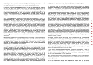 definición para ver si no son precisamente estas fórmulas las que permitirán en lo que ha
sido ya puntuado, definir no solamente lo bien fundado de eso sino su sentido.
El acting-out entonces, les sostiene la pertinencia que hay que adelantar en esta situación
del campo del Otro, donde se trata para nosotros de restituir esto: la historia como la
experiencia, tal como se continúa nos indica al menos cierta correspondencia global de
ese término con lo que instituye la experiencia analítica. No digo que hay acting-out sólo
en el curso del análisis, digo que es de los análisis y de lo que ahí se produce que ha
surgido la distinción fundamental que hace aislar el acto del pasaje al acto; tal como al
psiquiatra, puede plantearnos problemas, instituirse como categoría autónoma y distinguir
el acting-out.
No he entonces adelantado más que un correlato, aquel que lo emparienta al síntoma en
tanto manifestación de la verdad, no es lo único y hacen falta otras condiciones. Espero
entonces que, al menos, algunos de entre ustedes sabrán, paralelamente a estos
enunciados que pondré a vuestra disposición, continuar la fórmula que en cierta fecha
(aproximadamente 1947, 1948, cuando el Year Book of Psychoanálisis comienza a
publicarse después de la última guerra) ha dado de esto Otto Fenichel. Es el término que
les parece verse inscribirse en el cuarto punto del conjunto de estas funciones operatoria,
que determinan lo que articulamos sobre la base de la repetición. La cosa debe
sorprenderles y pienso poder sostenerla tan ampliamente como sea posible ante vuestra
apreciación, es algo que singularmente ha quedado en la teoría analítica en cierto
suspenso; es seguramente el punto conceptual alrededor del cual se han acumulado la
mayoría de las sombras y la mayoría de las falsas apariencias que hace falta nombrar.
Está desde entonces inscripto sobre el pizarrón puesto que está en esta nota de Hartman,
a la que ruego remitirse para tomar un fruto típico de la situación analítica cono tal, es la
sublimación.
La sublimación es el término que no llamaré mediador pues no lo es. Es el término que nos
permite inscribir la base y la conjunción de lo que está en el asiento subjetivo, en tanto que
la repetición es su estructura fundamental y comporta esta dimensión esencial, sobre la
cual queda en todo lo que se ha formulado hasta el presente del análisis la mayor
oscuridad, que se llama: la satisfacción, Befriedigung dice Freud; sientan ahí la presencia
del término frie que en el sentido común es la paz.
Pienso que vivimos en una época donde esa palabra no les parecerá por sí una evidencia.
Qué es la satisfacción que Freud conjuga como esencial en la repetición bajo su forma
más radical, puesto que también es bajo ese modo que él produce ante nosotros la función
de la Wiederholungszwang en tanto que engloba no solamente tal funcionamiento
localizable de la vida bajo el término de principio del placer sino que también sostiene esta
vida misma de la que todo indica, hasta en esto devenido verdad tangible, que no hay
nada material en lo que ella trata que al fin de cuentas no esté muerto, digo, sea de
naturaleza inanimada. Pero, sin embargo, es claro que este material que ella junta, no lo
devolverá a su dominio de lo inanimado más que a su manera, nos dice Freud, que es
volver a pasar por los caminos que ella edificó, teniendo la satisfacción por esencia el que
ellos sean vueltos a recorrer. Hay un mundo entre este centelleo teórico y su verificación
biológica, a la cual es evidente que el psicoanálisis no contribuyó en nada. Sin embargo, si
Freud se atuvo a este punto, que calificaría de fideísta, donde anuda la repetición con la
satisfacción sexual, se los recuerdo, es para apartar el río de lodo del ocultismo.
La sublimación, lugar que hasta aquí ha sido dejado baldío o cubierto por garabatos
vulgares es no obstante lo que nos permitirá comprender de qué se trata en esa opacidad
subjetiva que Freud articula como satisfacción de la repetición. Hay allí una conjunción
basal para esta sublógica en la que intentamos articular la acción analítica.
Freud afirma pues, teniendo las dos puntas de la cadena, que la sublimación es en primer
ligar Zielgehemmt. Ziel se distingue de Zweck como aim de goal. La Zweckassigkeit, la
finalidad sexual, de ninguna manera nos dice que sea gehemmt, inhibida, en la
sublimación. En revancha, con lo cual nos hicimos gárgaras, el pretendido objeto de la
santa pulsión es lo que puede sin ningún inconveniente estar inhibido, ausente. Ahora
bien, en segundo lugar se trata sin embargo de la pulsión sexual y se dice que ella no
pierde en nada su capacidad de Befriedigung. La satisfacción es reencontrada sin ningún
desplazamiento, presión, defensa o transformación, por eso se carácteriza la sublimación.
Remítanse a los textos de Fenichel, representante más eminente de la banalidad, sus
escritos son un reagrupamiento muy escrupuloso de los agujeros que pueden encontrarse
en la experiencia; faltan solamente los necesarios puntos de interrogación. O bien, dado
que ese género de literatura no puede oscilar más que entre la tontería y lo canallesco,
remítanse a Hartman y la manera en que sostiene durante catorce o quince páginas con
interrogaciones el problema de la sublimación; pienso que puede escaparse a cualquier
espíritu nuevo que tal discurso es un discurso de mentiras. Hablando con propiedad, todo
el aparato de un pretendido energetismo que consiste en revertir el abordaje del problema
al interrogar el problema de la sublimación, en tanto nos es desde el principio propuesta
como idéntica y no desplazada en relación con algo que son las comillas que imponen el
uso a ese nivel en la pulsión.
Igualmente la pulsión sexual ha invertido esto y ha interrogado de la manera más
escandida lo que es la sublimación, estando ligada a eso que se nos adelanta, a saber: las
funciones del Yo, que indudablemente se han planteado como autónomas, como siendo
aún de otra fuente, que se llama en este lenguaje confuso, una fuente instintual. Como si
jamás en Freud hubiera sido cuestión saber cómo esas completamente puras funciones
del Yo, relatadas a la medida de la realidad y que le dan de manera esencial, le
restablecen, lo que todo el pensamiento analítico rechaza, existen en esta relación aislada,
autónoma, identificable a la relación del puro pensamiento en un mundo que sería capaz
abordar sin ser atravesado por la función del deseo.
¿Cómo se hace para que pueda llegar lo que es en otra parte foco instintual, a no sé qué
pintura, no sé que coloración, que se llama textualmente sexualización de las funciones
del Ego?. Una vez introducida la pregunta deviene insoluble, en todo caso jamás excluida
de todo lo que se propone en la praxis del análisis.
Para abordar la sublimación es necesario introducir este término primero sin el cual nos es
imposible orientarnos en el problema del que he partido la última vez definiendo el acto: el
acto es significante.
El acto es un significante que se repite, que pasa en un sólo gesto por las razones
 