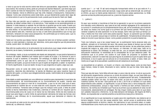 a todo lo que se ha sido escrito sobre ese tema en psicoanálisis, seguramente, ha leído
esos textos. No inventa su tema, parte en principio de Sacher-Massoch, que tiene algo que
decir cuando se trata de masoquismo. Se ha recortado un poco su nombre, ya que ahora
se dice masoca, marca la diferencia que hay ente masoca y masoquismo, masoquista o
masoca. Como sea volveremos sobre este texto, ya que literalmente puedo decir algo de
un tema sobre el cual no he permanecido mudo, puesto que he escrito Kant con Sade.
No hay más que percibir que el sadismo y el masoquismo son dos vías estrictamente
distintas, se deben ambas referir a la estructura. Todo sadista no es automáticamente un
masoca, ni toda masoca un sadista. No se trata de un guante que se da vuelta. Puede que
Deleuze —juraría por otra parte ya que me cita abundantemente— haya sacado provecho
de esos textos; no es asombroso que este texto anticipe lo que voy a decir, en la vía que
hemos abierto este año, mientras que no hay un sólo texto psicoanalítico que no hay que
retomarlo, rehacerlo en esta nueva perspectiva. He confirmado por el mismo autor, que no
tiene ninguna experiencia de análisis.
Tales son los puntos que deseo marcar; después de todo con el tiempo pueden cambiar,
toman un valor ejemplar y merecen ser retenidos, como para exigirme que dé plenamente
cuenta, quiero decir, en detalle, de ellos.
Mas allá me queda entrar en la articulación de la estructura cuyo rasgo simple (está en el
pizarrón) da su base y fundamento, ya adelanté como va a servirnos.
Sin embargo, repito, el a es a propósito del objeto así designado, lo que podría llamarse la
montura del sujeto. Metáfora que implica que el sujeto es la joya, y la montura lo que lo
soporta, lo que lo sostiene, lo encuadra. Sin embargo, el objeto a lo hemos definido y
representado como lo que cae en la estructura a nivel del acto fundamental de la
existencia del sujeto, ya que es el acto en que el sujeto se engendra, a saber: la repetición.
El hecho significante, lo que se repite, he aquí lo que engendra al sujeto y algo que cae.
Recuerden como el corte del doble bucle en este menudo objeto mental, el plano
proyectivo, deslinda dos elementos: la banda de Moebius que para nosotros figura el
soporte del sujeto, y el disco que obligatoriamente queda, ineliminable de la topología del
plano proyectivo.
Este objeto a está soportado por una referencia numérica para representar lo que tiene de
inconmensurable, de inconmensurable en su funcionamiento de sujeto, cuando ese
funcionamiento se opera al nivel de lo inconsciente, y que no es otra cosa que el sexo.
Seguramente el número de oro no sólo está ahí como soporte, sino simplemente como
función simbólica. Teniendo este privilegio (que les indique como pude, a falta de poder
darles la teoría matemática más modernas y estricta) el número de oro requiere que lo
inconmensurable sirva de nuevo en el menor de los intervalos. Dicho de otra manera es
aquel que para llegar a cierto límite de aproximación demanda de todas las formas (son
múltiple y casi infinitas) de lo inconmensurable, aquel que demanda el máximo de
operaciones.
Les recuerdo en este punto de qué se trata: a está aquí llevado sobre el 1, marcando a su
siendo a2, su diferencia. Siendo:
queda que 1 - a = a2. El a2 será enseguida transportado sobre el a que está en 1 y
engendra a3, que remitido sobre a2 dará a3, luego sobre a4 se obtendrá a5, de continuar
al infinito, ya que no habrá jamás detención ni término para estas operaciones, su límite
para las sumas de potencias pares será a, y para las impares será a.
gráfico(1)
Es aquí que vendrán a inscribirse al final de la operación lo que en la primera operación
era marcado como diferencia, aquí para el a el a2 vendrán agregarse al fin realizando en
su suma el 1 constituido por la complementación de a y a2, se ha constituido por al adición
de todos los restos una suma igual al a primero del que hemos partido. Pienso que el
carácter subjetivo de esta operación no se les escapa, tanto más que hace ya tiempo (un
mes y medio) les hice notar como esto podía soportar, figurar, la operación que se realiza
en la vía de la pulsión sexual bajo el nombre de sublimación. Simplemente al indicarlo les
daba la mira de lo que íbamos a hacer; como pueden presentirlo no podría bastarnos.
Todo nos indicaría, que si las cosas fuesen así, la sublimación haría alcanzar este uno
perfecto, ubicado en el horizonte del sexo. Me parece que desde el tiempo que se habla
del uno, debería saberse que debe quedar entre las dos series, de las potencias pares e
impares del mágico a, algo como una hiancia, un intervalo; en todo caso, todo en la
experiencia lo indica. Sin embargo, no esta mal ver, con un soporte más favorable a tal
articulación tradicional, la necesidad de la complejidad de la que debemos partir. No
olvidemos que si el primer uno (sobre el cual acabo de proyectar la sucesión de
operaciones), está ahí no está más que para figurar el problema al que el sujeto tiene que
enfrentarse, si es el sujeto que se articula en al inconsciente, a saber, el sexo. Este uno
medio es el lugar de la sexualidad, quedémonos ahí estamos en la entrada.
La sexualidad es un género, un muaré, un charco, una marea negra, como se dice hace
algún tiempo, metan el dedo, llévenselo la nariz, sienten de que se trata, tiene algo de
sexo.
Para que sea del sexo, haría falta articular algo un poco más de cerca; no sé en que punto
de bifurcación engancharme, porque es un punto de extremo litigio, es que hace falta que
le dé la idea de lo que podría ser, si marchara, la subjetivización del sexo. Evidentemente
ustedes pueden soñar con eso, no hacen otra cosa, ya que es lo que hace el texto de
vuestros sueños. No es eso. Qué podría ser si era, y se le da un sentido a lo que estoy
desarrollando ante ustedes, un significante; lo que se llama (van a verlo enseguida, cómo
estaremos embarazados, porque sí digo macho o hembra es bien animal) masculino o
femenino. Se verifica de inmediato que Freud es el primero que se adelantó en esta vía del
inconsciente, absolutamente sin ambages. No hay ningún medio para decir en que dosis
son ustedes masculino o femenino, no se trata tampoco de biología, del órgano de Wolf y
Müller, es imposible dar un sentido analítico a los términos masculino o femenino.
Si un significante es lo que representa un sujeto para otro significante, eso debería ser el
terreno elegido. Como ven las cosas estarían bien, serían puras si pudiéramos darle
alguna subjetivización al término macho. Así sabríamos lo que conviene saber un sujeto
manifestándose como macho sería representado como tal, entiendo como sujeto cerca de
 