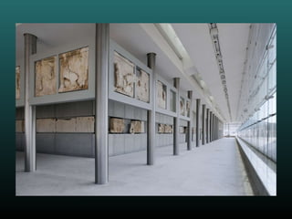 El edificio es un gigante de cristal, hierro, mármol y concreto. En sus tres plantas principales alberga reliquias de hasta 2.500 años de antigüedad encontradas durante diversas excavaciones en la roca sagrada de la Acrópolis. Alexandros Mantis, responsable del conjunto arqueológico, destaca que el diseño del museo  “transporta al visitante a la antigua Acrópolis y a la vida en la antigüedad” .  