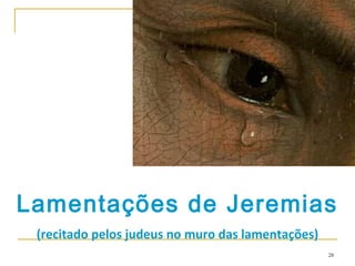 Autor: O Livro de Lamentações não identifica explicitamente
o seu autor.
Segundo a tradição o profeta Jeremias o escreveu.
O autor foi testemunha dos babilônios destruindo Jerusalém.
(2 Cr 35.25; 36.21-22).
Quando foi escrito: 586 e 575 aC, durante ou logo após a
queda de Jerusalém.
Propósito: Resultado da idolatria e sem arrependimento de
Judá, Deus permitiu que os babilônios assediassem,
saqueassem, queimassem e destruíssem a cidade de
Jerusalém.
O Templo de Salomão, que tinha existido por 400 anos, foi
totalmente queimado.
28
 