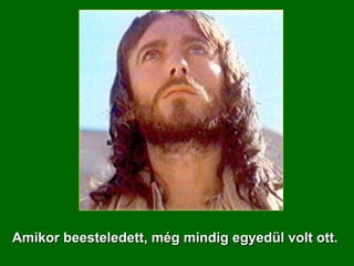 Amikor beesteledett, még mindig egyedül volt ott.  