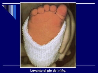 Levante el pie del niño. 