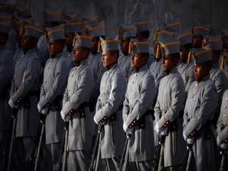 Causas:
Económicas
•El latifundismo.
•El dominio de capitales extranjeros.
•Las tiendas de raya.
•El bajo rendimiento agrícola.
•El proteccionismo al extranjero.
•Las concesiones económicas a unas
cuantas personas.
•La explotación desmedida de ciertos
recursos.
 