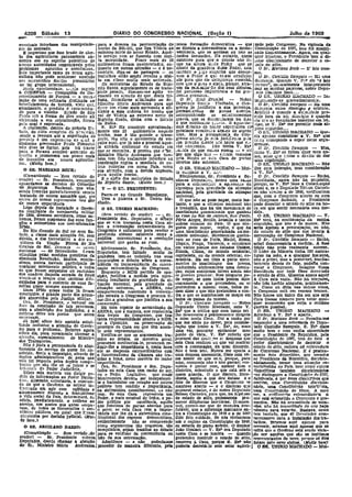 .Julho de 1968
2!!!l
mARIO DO CONGRESSO NAClqNAL - (Seç_ã_o_1.:->",'======""""' ......_4208 Sábado 13
~ -
eventuaLs interêsses dos manipuladO- para a demora na pavimentação do nossa farmBção democrática - que Izado pelo Congresso. Na vigência da
l:es do mercado. trecho da BR-101, que liga. Vitória ao se discuta a conveniência ou a Iacon- Constituição de 1967, isso foi mOdW.
E imperioso que êsse brado de aler- ,extramo norte do nosso E;;tado. Aquê- venlêncía, que se aceitem ou DlÍ3 as cado ila:;"'antemente. Agora, em qua,}..
ta dos agricultores parsnaenses en- le serviço vem se fazendo com muí- razões Invocadas. ND entanto, quem quer hlnotese, o Presidente tem o CU-
contre eco no espíríto- patriótico de ta morosidade. Pouco mais de 20 conCGrre para que-~ debate 'nlia tI- ~elto dl8criclol1li.r1o de decretar o es-
tJOES!L'i autoridades respoIUáveJs peles quílômetros foram pavímentadcs, El1- (jue na aJtura dlé!le Poder que se iaC:o de sítío.
problemas agrrcolas e econõnncos. quanto em outras estradas - e é ne- afz.sta da g:an:if::a. dt.ste Poder, esta O Sr. Mariano Beck - E' isto mes-
E.te Importante ramo de no~ agrt- cessárlo, díga-se de passagem - os rassndo a jJg;l .d:ujUC1Z$ que desser- me>.
eultura não pode ecntínuer atrelado trabalhos estão sendo levadas u ereí- vem o Pllder e qu~ cr.am C:l:1tllçô~ O Sr. CaniüUo sampaio -lLí UII1ll
nos mesquinhos des:Jos pzcuniários 'to em rltmo muifa mais acsler~do. até para. que êle dezapareça amanhã, díierenra. ,Quando V. E::~ dIz "é isto
de tal grupo internacional. 03 motoristas do Estado do E~pi- sem que o p:.vo o llintol,porque, atra- =acsmo'r IU1,uralmente Interpretando
.Nesta oportunldaue, út~i)Jo sugcrír rito Santo., eipõc,lalmente cs de trans- vês da !D:n..~:l:o dos seus debates, =l as Íninhas palatrllS, nobre Depu-
à CODEPAA _ Campll,Ilhla. do De- pozte pesaú'.J, fIZeram-me apIDo v~- 101 peruemlo lmp:lrtá.nCla. e foi per- .11:<0 1willUO Becl: ...
senvoívímento do PJlraná - a 1mia-' ementa no sencdo d~ !lue,._desta trí- uent,o granctf.m. . O SR. UNIRIO ll.IACHADO - In-
lação de uma refinaria d2Slln~da. ao buna, formula!se S.licltaçaoao Sr. O r. R:lU,! .I~rull.nl Nllbra wjJleiando-as gramaticalmente.
benefJolamenta da hortelã. v!sto qU2, Ministro Márlo Andreazza para que Dóput!lt.:> Una.> ~~achade>, o C(Jll- O Sr. Can:ldio sampaio -:Há uma
atualmente, o prodúto é encamtnha- d;:!~e um rltmo ma~ apre:J!ado e e!i- gre:J!o ja justificou a lua prasença, tllic~;m".a. entre dlscrl'i'-o ç arbltrlo.
da para o vizinho Eztlldo de São eíente a essa rcdovl& nc trecho que perman:cZDt.lO de p:rtns· ajertas, ArbltrJõ é quando & au:or;üatle pro-
Pauín tob a forma de óleo sendo ali vai ~e Vítórla ao extremo ncrca do lIenmpanh1nlÍo os ac~ntzc~entos c:dc Iara. da lei' dl.s.e.rlç;i.o é quando
elaborada a sua .crlstallzação, forma E;;pirlto; I::anto, dJvlsacom o Estado graves, que te dZ;;Ul:~Juam lia. d.as ela U':~ as faenld~:ies inscritas em lei.
peja qual é exportada. da Bahm. e que co~tlnu;;.m t~,':'V~s. E a;::U:da- i't.a! 'se V. Ex' me permitir mafs al-
A realização. dentro de> próprle> E::- S. El:'1 fêz cons1!ulf IIproxlmada- m~s.drbaíxu da ~a;o.r expcctauva c 3Ull3 rsgundcs.••
tauo, do clclo completo da pr:>~:toão, mente uns 20 qullômstrns naquela p~OXlmos rtrolt2.t.~s ,,~~o de a]~lms O BR. UN1HIO MAClIADO - Que-
desde a lavoura até a eX}Y.)1'ta!;ãD do trechc, ,mas é tão !r?-n~e o ~1'Jlns- ctJ~. M':õ. a p:m:lll~n..n~'!l, d~ co~- ri::L apm!13 comunlcar a .v. Ex' que
produto é um Imperaj,,-;o ao q.ial e> porte, tI!.> 1I1m o ~~vlm.nt!' de. vel- gresso, ~b;rte»a e.ta."jU,t~f.c3.<a IJ·,a cs.cu começando a e::plJl meus argu-
dinlimica governador P~ulo PJmentel culos aqUI, que j~ naC! é POSS1Vel aque- ~!Ja p.Sl~ao .cuante,!,_il í.A.~il que e_~ meníeS.
DÚO. deve se furtar, poIs irá trazer la estrada cpntIDlllll n,a estado em lao, CCOlrenCla. l,ao tenha V. Ex, O ('r CanlíJlio Sampaio - Mas.
pa-Xa o Paraná sensivel' aum~nro dI: qU,e se encontra. Jl: preCI!o que l' "Sr. .Ju..üa de, que.•?uj,tcs ~umos - e seI ocrtJ.e>'"v'. Ex~ só fllltou cUzer meu no-
recoltn e promoverá um pouco mals ::MinistIo Mário Andrea.z~ que tam- pllr que dJgo 10.:1 - s:Orlam TOmados me acilo ere 1'1lllo o dinito' de dar
de inc.ntlvo aos nossos agr!culto- bém. tel!! tld? l'ila1mente mteréos:e li!! p!la. Na;l.0 se e;;L'1 Casa. de pCtl'ta,s UJDá ezp~ -
res. (Muito bem.> constIuçao rllplda e Imediata de ,?u. abertas nao estlvma. O SR. UNOOO MAqH..'UJO - NàCl
. , trns rodoylas em nosso, Pais. vOlya O SR. tJ.N'OOO :MACHADO _ Mui- tive cs.::a. Intenção, mas consideração
O SR. 1IIARl'ANO BECK: sua. at:nçue>, com a deVlda urgênçla., to oÍJl'JgaUo a V. .l:.:;i-. ao V. E.'~:.-
(Comunicação - 'Sem rcvLl:'lo do p~ra 'at]u~le trecho. ...., • Efetivamente, Sr. Fresldente e Se- O Sr. Cantidlo Sampaio - EntãO,
- aruaOr) - Sr. Presidente, 'en:uanro E: o ap~.o dos mlltDrIs~s do ~~do, nhOI'es Deputa.JoJ, hou~'e wna :ra...w E::c~ênela( agora não lI3. propósito,
aguardamos as decisões do CO::lSelh<l do E.."PirltO 8aIlto. <JI!Ulto bem.) • para. a con.oe:l.')::w: a al"-eens.J.::I da porque, se V. Ex~ lêsSe n consti,uJ!;ãO
de Segurança. NacIonal, que vêm V _ O S~. l"REsmENTE: OposiÇl1l) pela. gra'ilda:ie da situação atual e, se o Depui.ado 11élzon 9arne1-
sende> tcmat1as paree!aoamente, vamos na.cional, pela gravidade da sltuaçáo ro não vl--;,;.ssc a de 1!l46, verlflearlam
tratando de outros assuntoS que, pOr Passa-se 110 Grande ExpedJente. universal. que. com o Congresso aberto ou co:n
serem de menor r.percW!são não ,ãll Tem a. p:1lavra. o Sr. Unlrlo Ma- O que não se pode ne;;ar, neste 1nS- o C~n"resso fechado, o .Presidente
de menos Importância _ehado. tante, é que a sltllllçao nacional ua.'J pode decretar o cS1l1de> <le sitio na ho-
Logo depoIs de instalado o Govêr- O SR. UNíRlO MACHADO: é tranqüila, que há um movlmEn10 de ra em que sentir necessáJia essa me-
De> resultante do movimento mllltar . • lnsatislaçáe> Iieneral"'-atla que ganhool dJda.. ,
de 1964, dJversos servIdores, como sa- (Sem revlsao do orador)- ..Sr. as runs do RlD de JaneiJ.'o, Sue> Paulo, O SR. UN1RIO MACHADO - V.'
bemos, foram suspemo.s das suas fun- Presidente Srs. Deputade>s. o debate PõrtoAlegre, Recife, :BrasJlla e tantos Ex~ verá. na continuaç1io da mlnhB.
ÇÓes e submetIdos aos mal-a.famados qUe se v~m tra.vando nesta. Casa só- outras clclaúes do Pais. O que nin- exposição, que isto é de menos. Nào
IPMs. bre a convocação extraordJnària do guém pode negar replte> é que há llerla a:llenas a preocupaçlío, ou não,
No RIo Grande do Sul ne> meu Es- Congresse> é sUficiente para. revelar e> uma lnsatisfaçao generallzáda. 119:mo- do estado de sitio que nos levaria à.
Üldo, a classe mais atingIda. foI .em profundo abismo exIstente _entre a cIdade unlvênlal. Movimentos ganha- convocação do Congresso NacIonal.
dúvida, a dos ferroviárIos a dos ~"1. pe>l1tlca .convencIonal e a revollw1ío ram as ruas de l'al'ls, :Madri, Roma, O Sr. Cantidto Sampaio - EnUlD.
vidores da Viação Férrea. do Rio unIversal que -ganha as ruas. 'l'óqü:o, Praga, VarSÓVia, e oolod1ram acheI desnecessária. a medida. A êsse
Grande do Sul. D2ZõD!:S - ta:"~z Ef~tlvamente Sr Presiliente Srs em vários pontos dos Estados Unklo.s, titulo não pode realmente ocorrer.
,CenlellllS - de ferrovIários ('-'l'am Deputados te~ fáltado muik d~ Rússla, China,' do mundo ooidenta.I, O Llder da Minaria tinha. 150 assin~
ntlIJgldos pelas m_edldas punitivas da grandem 'tem-se reduzido nas suas capitalista, ou de> mundo oriental; co- t~as na m.ão, e a ,qua.lq~er 1ns:ante,
chnmada Revoluçae>. Muitos. muJtls- proposições o 'debate l;õbre a conve- munlsta. lIa em tOda a parte movl- nao a prion. mas a posterIor!, ime::11lt-
!lImos, nunca haviam participado de niéncla ou Inconveniência da eanvo- mentos de insatlstaçáo dos Jove.ns, tamente depais do fllto, podeI'ia con-
qualquer movImento polltlco, e todos caçáo extraordJnárla do Cangresso traduzindo efetivamente uma. revoJU- voear o congresso., .Imagine Vossa.
os que foram suspensos ou excluidos Enquanto o MDB partido de oPÓ- ção, cujos contomo.s talvez ainda nl1.o Excelência. Que' haJe fõsse dccreta~
dos quadros daquela. estrada. de ferrO sição justifica a medida pela apre- se possam prec!l:ar. Mn.s ninguém po- o estado de sitio. Quantos somos aqul7
viram-se a braços com Imensas difl- ensíí~ resultante da gravidade da 5i- de negar, se nem todos 'podcm dlzel A Casa está vazIa. Não há nin~Uém.
CUldadea para o sustento de suas ta- tuação naCional, pela gravldade da exatamente o que pretendem, ou se não tem haVltlo ninguém, pràtlcamen-
1Il1!,las quast:' sempre numerosas. sltuaçllo universal, a ARENA, não pretendem a mesme ~isa, todos pG te. Como, eu dl21a. nas outras vêzes,
ESSes IPMs quase todos já fOram comparecendo resistlnde> li. '.l}nV{lca- dem dizer o que náo pletendem e con- o CtJngresso esú em recesso bunca.
conclul~Os. e grande parte do.s acusa- ção e~azja o congresso e procura t:- tra o que se manües'Ulm os mDÇOs em Não houve um, único dJa em que esta.
dos. ab.orvidos pela Justlça MlIllar. rar-lhe~ grandeza que JUstifica a sua todos o.s,palses do munl1o. Ca!a tivesse numero para votar qual-
Om, Sr. Presj,dente, o natural em convocação. O Sr.- Cant;a!o bampalo - Nobre quer proposição que exija o mlnlmo
fnee da conclusaa de tais processos, Há uma espécie de acomodacão da Deputado Unlrio :Machade>, sabe V. quorUm possivel.
com a absolvição dllS JndicÚldos, é o ARENA que é maioria que representa. Ex~ que a cl'ltlea que com tanto bri.. O SR. UNtRIO MACHADO ....
retOrno dêles aos postos que antes dois te;ços do C<Jngressa que tem lho desenvolve é pràticamente dirigida Agradeço a. V. Ex~ o aparte.'
ocupavam. tanta re.lponsabilldade quanÍD o M.DB, a mJm nesta Casa. Dal a razãe> ,POl' O Sr. Mariano Beck - Permita-me
JIl falei s/lbre í!8te assunto 1101101- ou' a C'poslçãe> na preservação de> que me sinto ne> dever, pela conslde- responder a uma referência do Depu-
tando inclUSlveba. atençãe> do Govêr- prestlgio da caSa em que têm assen- ração que tenho a V. Ex~, de, mais tado Cantldio Sampaio. S. Ex'" dls.se
110 para o pro lema. Retomo agora to seus representantes. uma vez, procurar esclarecer meu muito bem e com multa sinceridade
sôbre•êle, para. novamente chamar li: Verifica-se que o.s argumentos tra.- ponto de vista. V. Ex~ referIu que Que o Presidente da R.cpúbllca, pela.
lI
d
trnçeo, especialmente do :Mln1.st."<l zidos ao debate, de maneira geral, procurei dar desti:;"'3 á~ despesas que Constltulção de 1967, tem de fato o
os .Transportes. procuram medlocriZá--lo, procuram re- esta Casa realizou uu que vaI reaIizar poder dlscrlcion4rio de decretar o
Nuo é justa a permanêncIa de> afas- duzlr-lhe a. importância e, nesta hora com a convocaçáo, da qll8l discordo., estado de sitIo. embora ad referendum
tam
l
~dnto sdo
J
serviço de quem fui Ilb- até as despesas extraordJnárias com Não é bem iste>. Nunca me oporIa a do Con!n'e8So Nacional. E é preclsa-
so VJ o. er a a lmposlçãD, através de o funclanallsmo da Câmara são tra- uma desposá necessária, fOsse cem vê- mente '/!ste dispositlvo, que permite
ó~gÜ~Slajdmlnlstrlltlvos de_pena que zidas a IUl1õe, como matéria de maior zes major de> que es:a, porql<e, JJara ao Presidente da Repúbllcll. dls~rJclo­
n_ 0.0 lnposta pelos órgaos Cilmp~- importâncIa mtm. ecnnomla não é 000 gastar; "cc>- nàriamenfe imuar uma sltuac.ão es-
tentes que sãe> tão s6 uS JU;1zes e os Ora., Sr. 'Presldente e Srs. Depu- nomia é gastar ,cem, aplicar bem a net!nlll!S!liiá ao Pais. bem como cutros
trllj~lnu]s do Poder Judlclllr!o. " tados ou esta Casa tem razão de ser, llinhclro, sobl'etudo o que está sob a rllspcsltivos também dJsnrlclonárlos
Sobre esta mat.érlll. vou dJ1'JgU' pe- ou o PodeI Legllatlvo, que ó~e nossa guarda. O que discute>, Exce- "ue distinguem a Constltuiç!:n de 1!l67,
dldo de Informaçoes ao poder ExfCU- Montesquleu deverlllo ser Indepenaen. Iência aquilo a que dou ênfase é o dall1fuosta. é, po~ ~sses dlsno!I+Jvo.s que
tnD. Aliment;), entretanto, II ~sJlerll:ll- te e harmônIco em relação aos OULI'OS fato de dizerem que o Congrc.sso ~e Cllntém, uma ConstUulção dlsrrlclo-
ç~ ,~; que e> GO~êrno. se estiver m- podéres tem sentido e Jmportâllcía, manteve aberto - e o discurso que narla, uma Constitulr-ão toll1'H-:rJa,
tJn"rc_olldO etm agir com eql1ldade e na -slstemátlca. éanstltuclonal, Ul1 não procurei rebater, é do nobre Deputado lima Constllult}ão de fôrça. A meu
B eerlllnen e disposto a tra?~[llll~r tem. Se ~ casa representa um Nélson Carneira. para que, na. hipo~~ ver, II C:m"''OCM30 extraordin:rlllo llo
ti vIda social do Pais, determ1Dllrã. d" Poder. o mais senslvel de todos, o po- de estado de sitia, puctessemos pro- que está Albmetldo o COI1'lress:o é pre-
(J!/Cl1tl, imedlatamente. o retarno ao der polltlco por excelência, aquêle mover diligências imedIa.tas. Dzmons.. vent:1va. Não há necessidade de vota-
serv ço, nas postos que antes ocupa- que funciona. de portas abertas -para. tIcl" parece-me que '!e mllneJra. Irre- ~.ões, nito hâ necessIdade de guO haja
VElDl. de todos os ferroviárIos :l se1'- o povo; se esta Casa -tem a. lmpor- futável. que a diferença marcante en- 'l6mere> pa~a vota"ão. Bastava. como
vldores públJcos, em geral que f~ram lAnela que lhe dá a sistemática COllS- tre a Constitulção de 1946 e a de 1967 tem bastallo que 40 De'lutadas com-
llb.solvldo.s por deelsão judJclal. <Mui. tituclonal dos regtmes demoeráticos, iIlde este cuidado. Se nós vivêssemos "arecessem para li Instàlação dos tIa-
to bem,) evidentemente não se compreende sob o regime da Constltulção de 1946, ba1hos. Elrtamos aqui apenas para
O SR ARGILANO DAlUO' como argumentos tão pequenos. tão eu estarJa de pleno acOrdo. O Senhor nrevenir. estamos aqui apenas que se
• " mes:julnhos, sejam trazidos ao de1lllte João Goulnrt - V. Ex~ era Deputado saiba que o Govêrno está sendo vigla-
(Comunlcaçl2o - Sem revisão jdo para. se verificar da conveniênCia ou nesta Casa e se lembra - quand0.do nor aquêles oue são os l~tJmos
orador) - Sr. Presidente nobrcs não da. sua convocação. pretendeu 1nStituir o estado de sitio, repre!entantes Clo- nove>, po"que só êles
Deputados. deseje> chamar li afe::lção Admitimos - e não poderfalll<l5 recorreu li. casa, porque S. Ex" não foram pelo novo eleitos. <Multo 'bem)'
do Sr. :M1nlstro:Mú.rJo Andreazza. proceder de maneira cllferente, pela poderia decretá-lo sem estar autori- O SR. UNIRIO MACHADO - Mui-
 