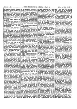 4215 ~
::::2l
Julho de 1968(Seção I)OrARIO DO CONGRESSO NACIONAL:
e
IlJábadO I 13 ' .
/flue ainda. não envelheceu. mas. bem ela com a: liber9ade consentdda, l!: ElUI. sabe, e a pOlicia' que,V. Exa. elgA, é partir para p1an~ objetivo!!
contrário, traz o contingente de como se a.humanídade estivesse a re- tanto defende, até 110je, nao desce- llesta natureza, de ~l maneira. que
sua. experiência, de sua. boa. vontade pugnar a. democracia é querendo de bríu - a. qualquer passeata, liste 00- dê direito a. quem tem, repríma os
e de seu patriot1.smo,êsse mesmo con_ volta s. autocracía, vêrno, que anda, como um homem abUSOS de quem ~ reatmente os está.
ltingente que, em menos de vinte anos, O SR. CANTíDIO SAMPAIO - armado de um revólver, carregado cometendo, e não misture uns e '2/1-
ltransfOrnl9U as bases da. nossa eco- Gostaria muito de convidar certos com um decreto ,1 estado de sitio no outros, sem saber, separar o joio do
Ilomla. subStituindo tõdas as impor- comlUll.stas abertos, certos esquerdís- bólso. a cada passeata, repito, que é trigo. "
itações, . criando novoso mercR(iOs e tas disfarçados a. Irem viver na. Rús- uma manifestação _ como 'V. Exa. O'SR. CANTIDIO SAMPAIO
nons a.tivldades e nos' tirando da sla. na. China. ou em Cuba paro,'cxpe_ mesmo reconheceu neste momento _ Sr. Presidente, notem V. Exa.. e ao
condição ele país subdesenvolvido pal'a rímentarem realmente o que é o co- democrática, s!>ca o estado de smo Casa. como os ilustres colegas d&
nos colocar no rol das nações em de- muníamo. Uma coisa .é comunismo do bôlso e ameaça quem? Os tezro- Opos!ção procw'am desviar o verda-
senvolvímento, falado, uma coísa, é comunismo revo- t Nã ê l '
, O Sr. Davi Lorer'" Pel'lll.ite V. Elr.~ Iucíonárío, a luta pela transrormação ris as? o. porque as nao se apa.- deíro sentido, que tenho dito. Náo
1IIl1 parte?' do regime democrático num regime de voram com o estado de síüo: amea- SOU contra reivindicações de'estu-
. O aSR. CANTíDIO SAMP.ÀIO ..,. violência, ai sim, de violência à pes- Ç& a Nação Inteira. E -é por .esta ra- dantes; absolutamenté, Creio que I
Quero conceder primeiro um aparte soa humana; outra coisa. é viver lá. zão que V. Exa. devia estar nessa têm tôda razão em reclamar melhor'
"ao nobre Deputlido Jairo Brum, se é experimentar o nmargor .real. que tribuna, não defendendo a policia, ensino, melhor estrutura de. onsíno, '
S. Ex~ ainda o desejar. tanto difere da. 1ll'opaganda. mírabo- ilustre conterrãneo.: mas dizendo à Quanto ao direito substantivo do
O Sr. Jairo Brum _ V. :E:x~, depois lante, . ' Nação por que ela está parada, dan- estudante, não tenho dúvida: está
Ide tanto tempo. voltou a. ser gentil O Sr. DJalma Falcão _ Somos bra- do-nos satisfação dos aros dêSte Go- certo. Nem eu nem 80 maioria da.
'éom seUS amigos. silelros, Deputado. vêrno• qUe é irresponsável e Incem- Nação, nem V, É:ms. mesmos, no fun-
I O SR, CAN'I'íOIO SAi"U'AIO _ O SR. CANTlDIO SAMPAIO - petente.v, ' do - e agora. me rEporto ai> nobre
l
SoU sempre gentll, porém mais co- Então queira o melhor para, o Brasil, O SR. CANTIDIO SAMPAIO - Deputado JaIro BruIC ..L hão de e11-
, migo, mesmo porque precíso fazer o queira: o Brasil brasíletro, queira o V. Exa, está .f2zend!? um. discurs-o dossar quebracmras. quebra-quebras
meu discurso. ' Brasil veràe-.llmarelo, como todos nós paralelo .E;u amda nao sal da. trí- 11 a lIansiorml",ãO tlis reivindicações
, O Sr. Jairo tsrum. - V. Ex~ 111e queremos; não queira um :Brasil ver- buna. esuãantts em temas àE ordem políti.
ofereceu esse aparte tão tarde que, melho não queira' um Brasil cubano, O Sr. DavId l.erer - •.• e que, ca "lIdc:'ies estud:tntls levantando ban.
com Mera. fral1queza, êle agora já por- um Brasil chinês, um Brasil de ban- apesar de ser incompetente tendo dé!ira negra quebrando Mlnlstérica,
. deu a oportunídade, Quero apenas deira preta. tantos podêres, Imagine, V. Ex~. se incendiando 'cairos trazendó o horror
dizer a V. Ex~ que vou tentar exa- 0, Sr. DaVJ;! t.ere» - Deputado tlver podêres extraorc!m~rlos, n~brc ll. população. Com' lSce não concordo.
minar, assim num improviso e rs.pi- Can"I<!lo glampa!O, V•.E;;~, ao que me Deputado. Seria extraordínàrtamente com isto não concordam as entidades
dtssímamente, estl1$ coisas que V. 1!lx~ consta. nao subíu à tribuna para:. de- incompetente. Iíst . ja,
.esta dizendo, que sei que não 'são de fender a 'policia. nem tem por que O Sr. Joez FerreIra - Nobre Depu- com,! a. d~s S~l1n~la~ pau. as, cu
coração. V."Ex~ está cumprindo uma fazê-lo. Ela. se defende muito bem. tado Lider do- oovêmo, eu, apesar manííestaçâo J.! Qllt,em. Nao concor-
tarefa. V.' Ex~ é lider do govêrno e não da de todos êsses distúrbios Internos do dam os próprfos dll'eiórios. de esêu-
O SR..CANTíOIO SAl'ilPAIO _ polícia; Pafs, tenho alegria em tudo Isso, dantes, como o do !'1ackenme e o da.
!I1:ste é o ponto de vista de V. Ex~. O SR. CANTlDIO SAMPAIO - pOrque vejo o Pais estrebuchando no :EscOla de Engenhudla Mauá. Ninguém·
'IV. Ex~ não pod1! interpretar subjeti- A polícla, faz parte do govêmo, sentido 'de se desenvolver. ' concorda, porque nínguém pode, COU-
vamente. ' . O Sr. Davul t.erer - Per!eita- Tenho·o comparado e. uma erían- cordar com',a v!cJí!nc;a. ._
O sr: Jairo Brum - V. Ex~ vai mente. . . ' . ça sadia, em crescimento, dificil de Ora, eu nao defelido a Pl}J1e1a. Nao
,snir exausto da tribuna. O SR. CANTiDIO SAMPAIO - seI' contiqa. Prefiro assim a compa- é necesstmo ql'e eu a defenda, a não'
I O Sft. CANTíOIO SAMPAIO - Como nós fazemos parte di? Oovêrno, rar o :BrasU a uma. criança anêm!, , ser quando al~l1ém a ataca 'injusta.-
Não me faça esla injustIça, EX'!. defendemo:> quem te~ razao. t doenJe, portanto sem necessidade al- mente, porque 9 poUcia é Um orga~
O Sr. Jazro Brum - Não éo Depu- O 8r. llavlcl Lerer - V. Ex. em gllrtrá de maiores cuidados para de- nismo necessário essencml. Sei o que
!
t,lUla Calltidio Sampaio que conheci responsabilidades' mais altas, mais tê-la em wn iugar. Mas, apesar de é uma pOlicia' já iui Chefe de Pill1.
há quatro anos: extraordinário, brl- nobres, do que ficar defendendo bele_ tudo Isso, M. 'l1uitl coisa irregular ' ma sei O serv!?o que ela presta. Só
,lhante..• , . guins.. errlUla. Hã. duas ~oiSllS que me en- apârece o seu lado anhpático. O s'm.

' O SR. CANT:lDIO SAMPAIo _ O SR,; CJsNTiD.IO fS4AI~d;- trIsteceram no discurse de V. Exa. pático ninguém nota. porque êle se
Como V. Ex~, tlllo o que penso e E V. Ex· m i do que l~ar ~ aCD 1' A primeira é qUe V. l!xa. destoa. d&. reverte em resultMos às vêzes intan.
:penso o qUe falo. tago S~a~feÜ: ~:;:;;:k; v~%~~ tifta; ma!Orhla qUdB.SC
i
itoabSOllut.at' qUanddO Inão glveis à grande clasSe social prasi-
, O Sr. Jairo Brum. _ Tenho um ' r e c o n ece re s egl Imos a c as- leira
t'cspclto ,muito grande por V. Exf. de coisa séria. se estudlU2tl1: ,mcluslve o Sr. Mlnls- li; 'necessário que analisemos com
'A gente vai envelhecendo e estas col7 O SR. CANTtD~O SAMPAIO - oro da Educa~ao... maior imparciall'.1ade OS faios. 0110
!las ocorrem. Mas, prefiro o Cantidio O SR, CANTJDIO SAMPAIO - O SR;:. CANTlDIO ~A.MPAIO - erito na Lei i.201, 'C·tllda por éSta.
111õCO ao Cantiãlo que está envelhe- Pois sim, se V. Exa. c?It1eçar. Não. Nao discuto os direitos leglti- suas escolas, o dil"<'l!o de reunlão des.
Cendo., O Sr. David. Lcrer - Estou teu- mos da m~lda~e estudantL. Dls- e.stuâantestem d!r~'lto de reunir-se em
O SR. CANTíDIO SAMPAIO - tando. ' cuto .os direitos Ilegltlmns. Os ,Iegi- Casa, em ·que noo se abriga-a pas-
Obrigado a V. Ex~, Sr. Presidente, .O SR. CANTIDIO SA,1PAIO - tlmoo, não. Não permito que v:. Exa. seata' lei que lf'gwa o direito de
,não tenho mêdo de envelhecer. NU11- sei que o cons~guirá. . deturpe meu pensamenro. .! d f' i - ,« I .
ca. tive mêdo, porque já vi o que os . O Sr. llallUZ ,Lerer _ Quando foi O 5r. Joel FerreIra _ Não deturpo reunIao 7 que ; ,u ae um pru<cPIO
'moços viram, e <ls.m01(OS não viram 11.. última reunião do, Milllstêrio do o pensamento de V, Exa. destoa das constituc,lonal ,~l" "tooo.r. conbect.do. O
, nem a metade do que VI.'Já fui môço, Govêrno que V. Exa. defende? V. reivindicações legitimas de todos. que !cqUl :juer,.m;s P. que atuem de
COmD quo.1quer môço neste Pais, e Exa. é um homem bem instrumen- InclusIVe o Sr, Mlnl~tro da Educaçá<' acôr~o ,c~m Il. lei q~e fie restalleleç,a,
. muitos moços talvez não chegllem a tado; Quero dizer que V .Exa, vem entende que os estudantes apr~sen- o prJllNp;o da. a~tOrlCla~e, que estu-
:ler tão velhO,'; quant() sou. Portanto, à trJbuna sempre Informado, sempre tom reivindicações legltJmas e que Cl dantes nao prelloam, nao maltratem
Il. marcha do temPD é para todos. 'I'o~ armado de dados cpncretos. Govêrno deve atendê-las. V. Exa. nem humilhem. mestres; que não to-
dD dia, todos. ainda qUe nasçam hoje, O SR. CANTIDIO SAMPAIO _ partiu para entender que os estudan- m~m unlvers!dades, que n.ão ~alam da
envelhecem 24 horM. 'Agora, no en- Níj,o estou aqui para ser sabatinado, tes devem ser reprimidos com energia lei, porque SUa relvlndlCaçao será
cadeamento das geraçõe<, o respeito Pergunta V. Exa. 'quando foI. Evl- e com violência por parte da policia, tanto l1Ia!.s"':1us:a tunto mais respel_
à autorldade do pai e d'os mestres, dentemente, trago Informac;ões corre- Há outra. coisa com que não eoncor- tável quanto mal3 estiverem êles den-
não creio que o. Nação pos.,a aprovar la.tas com o assunto do clla, mas não do: é que V. Exa. há de, convir tro da estrutura·legal.que governa ()
êste neg<ÍcJo de prender me.stres, de •.0S${) ser um ll,rqulvo l dillposic;ãn de também em que todos entendem que Pais.
<'lesrespeitar mest·es, de chamar mes, V. Exa.,, para dar lnf{)rmações que, a grande maioria dos n"ssos polloials Onde se viu estudantes de direito
tires de podres, de convidar ministro improvisadamentE', V. Exa. me. soU- não está à altura da função que de· tomarem uma il1c!l!:il<de de direito•
•llara. deScer porque estudantes _':oao cita. " sempenham. E Mo me reflro aqui, é há semanas, e jogarem óleo C)mlJUs~
Ilobef' , O -Sr. David !,errr - Nobre Depu- n:ltural, aos delegados, MS chcfe~ de tlvel pelo chá.>, àmwcando as arca.;'
, Nao creio, I:1r. Presidente. que. éste tado. a última nUlllão do Ministério policia. Eu me' refiro aos policiais das de um inc~nàio, arcadas de glo-'
cUma. g~~erah~~do ~e desrespelt<J à do Govêrno qUll' V. Exa nesta Casa que têm de mantcr a ol'dem na. rua., rlosas tradições?, Onde se viu, estu~
aut,01'Jidllúã. Pifa. .s'b 8,~táado ~la !'tlpresenta, foi na' primeira quinzena Se .nós, homens de maiores respon- dantes dizerem quenào acatarão se-
111a,o1' n. s.A ~ao ra~lí ra. ao de marco dj;te ano. Marco, ahril, sablllda,des, ficam<ls aqui a udar fo- quer unia açãorecuperatória deter_
t"oS!'o cr~rl'ê ISS lCO!;mlo NãO aPlrojya- mlUo. junho,. jUlhO; 5 meses. Drnols lIO", diria eu, a policiaIs que, enten- minada pelo POdér Jud""iár1o? Onde
ou s a V10 nc a po Ol~. o; Vo en_ • 5 ft~ e p o "amos n- t- A lt d i ' - "ela -UI E a o I -t p css-'J ne m""es, r une-se or ocas 0" ,ao es ao .. a ura e exere - estamos Senhores9 é () que pergunto
:po;o~~ [lUe~ riãro V~t~'e~-d~J;orda ~ej MLni,stério para discutir. o Pla~lo de tar suas atívlde.des, nós va~os, ai. As re,vindicaçôp.s ;ão justas, os exces:
, e não quiser vir por bem 1I0S llmites f~çao ';.Str-atéglca ,do GOv~no, q~e êle slm,_ para o caos. Nnbre I!-putadn: sos .são condenó,·eis. Se a desordem.
da lei, putão, Srs. Denutados, a vio- ,r.alm.nfe ná ~ luz d.poll.; de Im o.qu_e deve~oo, fazer. OposJyao e Si se generalizar neste Pais. ntão' !lão
lência de deo"~;peito' à lei provoca ,ano e melo? Nav. Reúne:!e o Con· Luaçao, Legislativo c ExecutIVO, é en- terá, realmenfe, o Presidente outro
'Umn. medido, reflexa de outra ·vlolên- ,clho de S,eguranell. Nac oual pata contrar -,,,jórmula ~rreta que .ateu- recurso senão decretar o estado de sf.
ela para. obrip:ar no cumlJrlmcnto do. tratar da s,egvrança naci'Jnal, Cl,,:le da às ju~tas nspiraçoes da mOCIdade. tio Que Dão é nenhum medida 1Ie-.
lei ' ~" - , .. comO V. Exa. sabe, muito bem, nao que corrlJe. realmente os seus exces- ga: ,Ela esti ln-cr'l ae l C ti'
Ó Sr, Ar/sllor Maria _'Deputado é a.segurançada Nação, m!ls sim sos e que dê realmcn~ tranclilllie.ade tu:~ão estêve na 'ri I:~ ~Lê:e e~Sto:
Cantldlo SamlJaio o que se afirma urel!lsamente a segurança do Estado. a. êste Pals. Agpra, a terceJra e ú]- cl· C· til i ~~ . li: .•
nqul e a impremá retrata de to~o o e nao chega nem -mesmo e. ser ll. se· tima coIsa - pOrque quero terminar ,as as ous u ç ~s. um rem".
111undo '1"mo"rat1l, é úm fenômenn ~urança do Estado. e sim da minoria o meu aparte - com a quai não me dIO extremo, de, que (} poder se 50cor.
:pelo aual lí. da'ínocracís.e-tá, saindo da que dômlna, este Estado, !legItlma- conformo é a:. "sabedorIa" do no6.'W re para ImpedIr elUe a desordem,' o
sua fase maior Par". eY'f,f$r no libe- mente. Pl}r Int.ermé~io de uma elalção Serviço Naçlone.l de Infor1p.açõM. Se c::os ven~am a to~ar conta de. Nação.
xallsmo. que pstá'sendn tra,,~farmado. indlrMa. de uma mllloriB Que teme o são subverSIVos os que estao ao lado SaCI poderes C3pe",ai~ que a Constt~
nns llalses -clemoc.ãtiros, em llcencn. 'lOVO, Na verdadeLnlio, é aquêle pro- dos estVdantes, pergunto:, pO"" que tulçt!o entregB ao Execltlvo. que é a
Quando o Iiberal'sm<) ~~ traY'"formn foSNlr de Santos que tem mêdo do não os separar, por que nao lhes dar autoridade mais respoOIlsável pela or-
em lIr-men. o Cllle ~e "'~de ver é o Que f'overno: é o Governo que tem medo o castigo devido e (Ielxar os estudBn- demo do Pais. ' _
13e (',",fã. a!:slstltlrlo ro :Rrasil; é o que dos prO'fessõres e dos es~udantes, E tes ell} paz, clandO'-lhes também as Nao .falei das realizaçoes do Exe.
se' vê na Amé"i~" .." l'~")rtp.. p o que leIo fato de ter mêd<l dos. professõres condlçoes neCJ!Ssãrlas para 'estude.r e cutlvo, Deputado Davld Lerer 'por':'
se obssrva 1'" "".~"•. tI- Tt61in e n" e dos estudantes é que, ri cada bom- para, amanhã, lIubstitulrelll a V. que já o f!1li outro dia. V. Éxa. 6
Alemanha. Tsto vem demonstrar que ba de algum terrorista de direita ou Exa. e a mim na direção do no~o exfmlo em polítJca., sobretudo e.~tu_
a humlUlldade não deseia a democra- de eSlluerda - não seI, nem V. Pais? .Q Governo precisa, nobre co- dantil. ,mas, ce eu pudesse lnf.e.rlJelá-'
 