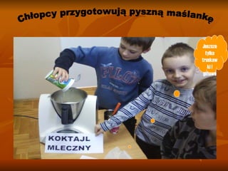 Chłopcy przygotowują pyszną maślankę Jeszcze tylko truskawki i gotowe 