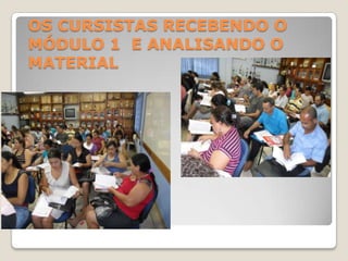 OS CURSISTAS RECEBENDO O MÓDULO 1 E ANALISANDO O MATERIAL