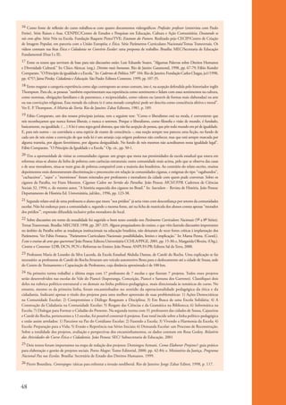 16 Como fonte de reﬂexão do curso trabalhou-se com quatro documentos videográﬁcos: Proﬁssão: professor (entrevista com Paulo
           Freire). Série Raizes e Asas. CENPEC/Centro de Estudos e Pesquisas em Educação, Cultura e Ação Comunitária; Desatando os
           nós com afeto. Série Nós na Escola. Fundação Raquete Pinto/TVE; Estatuto do Futuro. Realizado pejo CECIP/Centro de Criação
           de Imagem Popular, em parceria com a União Européia; e Ética. Série Parâmetros Curriculares Nacionais/Temas Transversais. Os
           vídeos constam nas ﬁtas Ética e Cidadania no Convívio Escolar: uma proposta de trabalho. Brasília: MEC/Secretaria de Educação
           Fundamental (Fitas I e II).
           17 Entre os textos que serviram de base para tais discussões estão: Luiz Eduardo Soares. "Algumas Palavras sobre Direitos Humanos
           e Diversidade Cultural." In: Chico Alencar. (org.). Direitos mais humanos. Rio de Janeiro: Garamond, 1998, pp. 67-79; Fábio Konder
           Comparato. "O Princípio da igualdade e a Escola." In: Cadernos de Política. No" 104. Rio de Janeiro: Fundação Carlos Chagas, ju1/1998,
           pp. 4757; Jaime Pinsky. Cidadania e Educação. São Paulo: Editora Contexto. 1999, pp. 107-35.
           18 Tento resgatar a categoria experiência como algo contraposto ao senso comum, isto é, na acepção defendida pelo historiador inglês
           Thompson. Para ele, as pessoas "também experimentam sua experiência como sentimento e lidam com esses sentimentos na cultura,
           como normas, obrigações familiares e de parentesco, e reciprocidades, como valores ou (através de formas mais elaboradas) na arte
           ou nas convicções religiosas. Essa metade da cultura (e é uma metade completa) pode ser descrita como consciência afetiva e moral".
           Ver E. P Thompson. A Miséria da Teoria. Rio de Janeiro: Zahar Editores, 1981, p. 189.
                   .
           19 Fábio Comparato, um dos nossos principais juristas, tem a seguinte tese: "Como o liberalismo está na moda, é conveniente que
           nós reconheçamos que nunca fomos liberais, e nunca o seremos. Porque o liberalismo, como ﬁlosoﬁa e visão de mundo, é fundado,
           basicamente, na igualdade. ( ... ) A lei é uma regra geral abstrata, que não faz acepção de pessoa, que põe todo mundo em pé de igualdade.
           E, para nós outros – eu convidaria a uma espécie de exame de consciência –, essa noção sempre nos pareceu uma ﬁcção, no fundo de
           cada um de nós existe a convicção de que toda lei é um arranjo cuja origem podemos não conhecer, mas que está sempre marcada por
           alguma tramóia, por algum favoritismo, por alguma desigualdade. No fundo de nós mesmos não acreditamos nessa igualdade legal".
           Fábio Comparato. "O Princípio da Igualdade e a Escola." Op. cit., pp. 50-1.
           20 Tive a oportunidade de visitar as comunidades ciganas: um grupo que mora nas proximidades da escola estadual que estava em
           reformas situa-se abaixo da linha de pobreza com carências estruturais; outra comunidade mais acima, pelo que se observa das casas
           e de seus moradores, situa-se num grau de pobreza compatível com a maioria dos brasileiros. Ao contrário do relato escrito, muitos
           depoimentos orais demonstraram discriminação e preconceito em relação às comunidades ciganas, e estigmas do tipo "vagabundos",
           "cachaceiros", "sujos" e "mentirosos" foram reiterados por professores e moradores da cidade com quem pude conversar. Sobre os
           ciganos da Paraíba, ver Frans Moonen. Ciganos Calon no Sertão da Paraíba. João Pessoa: MCS/UFPB, Cadernos de Ciências
           Sociais 32, 1994; e, do mesmo autor, "A história esquecida dos ciganos no Brasil." In: Saeculum - Revista de História. João Pessoa:
           Departamento de História Ed. Universitária, jul/dez., 1996, pp. 123-38.
           21 Segundo relato oral de uma professora o aluno que mora "nos prédios" já seria visto com desconﬁança por setores da comunidades
           escolar. Não há endereço para a comunidade e, segundo a mesma fonte, até na ﬁcha de matrícula dos alunos consta apenas "morador
           dos prédios'", expressão difundida inclusive pelos moradores do local.
           22 Sobre discussões em torno da sexualidade foi sugerido o bom texto contido nos Parâmetros Curriculures Nacionais (5a a 8a Séries).
           Temas Transversais. Brasília: MEC/SEF, 1998. pp. 287-335. Alguns pesquisadores do ensino, e que vêm fazendo discussões importantes
           no âmbito da Paraíba sobre as mudanças institucionais na educação brasileira, não deixaram de tecer fortes críticas à implantação dos
           Parâmetros. Ver Fábio Fonseca. "Parâmetros Curriculares Nacionais: possibilidades, limites e implicação." In: Mama Penna. (Coord.).
           É este o ensino de arte que queremos? João Pessoa: Editora Universitária CCHLA/PPGE, 2001, pp. 15-30; e, Margarida Oliveira. (Org.).
           Contra o Consenso: LDB, DCN, PCN e Reformas no Ensino: João Pessoa: ANPUH-PB; Editora Sal da Terra, 2000.
           23 Professora Maria de Lourdes da Silva Lacerda, da Escola Estadual Abdulia Dantas, de Catolé do Rocha. Uma explicação se faz
           necessário: as professoras de Catolé do Rocha fretaram um veículo automotivo Besta para o deslocamento até a cidade de Sousa, sede
           do Centro de Treinamento e Capacitação de Professores, cuja distância aproximada é de 100 km.
           24 Na primeira turma trabalhei a última etapa com 17 professores de 7 escolas e que ﬁzeram 7 projetos. Todos esses projetos
           serão desenvolvidos nas escolas do Vale do Piancó (Itaporanga, Conceição, Piancó e Santana dos Garrotes). Classiﬁquei dois
           deles na rubrica político-estrutural e os demais na linha político-pedagógica, mais direcionada às temáticas do curso. No
           entanto, mesmo os da primeira linha, foram encaminhados no sentido da operacionalidade pedagógica da ética e da
           cidadania. Indicarei apenas o título dos projetos para uma melhor apreensão de suas problemáticas: 1) Ações Democráticas
           na Comunidade Escolar; 2) Compromisso e Diálogo Resgatam a Disciplina; 3) Em Busca de uma Escola Solidária; 4) A
           Construção da Cidadania na Comunidade Escolar; 5) Resgate das Ciências e da Gramática na Biblioteca; 6) Informática na
           Escola; 7) Dialogar para Formar o Cidadão do Presente. Na segunda turma com 31 professores das cidades de Sousa, Cajazeiras
           e Catolé do Rocha, pertencentes a 12 escolas, foi possível construir 6 projetos. Esse total incide sobre a linha político-pedagógica
           e estão assim arrolados: 1) Parceiros na Paz do Cotidiano Escolar; 2) Fazendo a Escola; 3) Vivendo a Harmonia da Escola; 4)
           Escola: Preparação para a Vida; 5) Evasão e Repetência nas Séries Iniciais; 6) Demanda Escolar: um Processo de Reconstrução.
           Sobre a totalidade dos projetos, avaliação e perspectivas dos encaminhamentos, os dados constam em Rosa Godoy. Relatório
           das Atividades do Curso Ética e Cidadania. João Pessoa: SEC/ Subsecretaria de Educação. 2001
           25 Dois textos foram importantes na etapa de redação dos projetos: Domingos Armani. Como Elaborar Projetos?: guia prático
           para elaboração e gestão de projetos sociais. Porto Alegre: Tomo Editorial, 2000. pp. 42-84; e. Ministério da Justiça. Programa
           Nacional Paz nas Escolas. Brasília: Secretária de Estado dos Direitos Humanos. 1999.
           26 Pierre Bourdieu. Contrajogos: táticas para enfrentar a invasão neoliberal. Rio de Janeiro: Jorge Zahar Editor, 1998, p. 117.




          48


ki1_mod1.1a.indd 48                                                                                                                                     3/8/07 12:04:20 PM
 