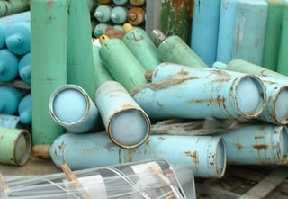 2929
Compressed gas cylinders must be stored upright and
secured to prevent falling over.
Properly secured cylinders. Improperly secured cylinders.
 
