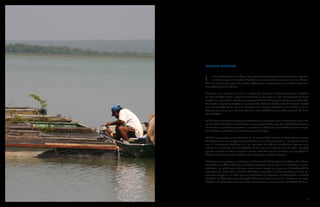 1111
RESUMEN EJECUTIVO
L
a Comisión Nacional de Áreas Naturales Protegidas (CONANP) reconoce la importan-
cia de incorporar el Cambio Climático como una temática transversal en las diferen-
tes acciones en materia de política pública que se implementan en las Áreas Naturales
Protegidas (ANP) de México.
Dentro de este esfuerzo, tenemos el orgullo de presentar la Herramienta para el Análisis
de Vulnerabilidad Social a Impactos Climáticos a nivel local en ANP. La Herramienta busca
ampliar las capacidades técnicas y conceptuales de los técnicos que trabajen con comunida-
des locales y requieran ampliar su aproximación hacia la relación entre los factores sociales
y la conservación de los recursos naturales. Es relevante considerar esta relación y su in-
fluencia en el aumento o disminución de la vulnerabilidad ante posibles impactos del Cam-
bio Climático.
La herramienta contiene ejercicios participativos y entrevistas semi-estructuradas con enfo-
que de género dirigidas a informantes clave y grupos focales para que metodológicamente y
con diversas capacidades operativas, se realice un análisis de vulnerabilidad social a impac-
tos climáticos replicable en las diversas regiones del país.
Desde la perspectiva y conocimiento de las comunidades locales, la Herramienta permite
identificar estos tres componentes principales y sus interrelaciones: 1. ecosistemas terres-
tres, 2. los impactos climáticos y 3. las estrategias de vida de la población humana; y los
analiza en el contexto de vulnerabilidad de las ANP y el territorio que las rodea. También
permite entender el nivel de acceso o control sobre los recursos naturales y la capacidad in-
dividual y colectiva de los pobladores para adaptarse a cambios adversos.
Este documento enriquece a la Guía para la Elaboración de Programas de Adaptación al Cam-
bio Climático en Áreas Naturales Protegidas (CONANP-FMCN-TNC 2011) al incluir en su me-
todología a las poblaciones humanas como sujetos activos en el proceso e identificación de
estrategias de adaptación al Cambio Climático orientadas a la conservación y uso Este do-
cumento enriquece a la Guía para la Elaboración de Programas de Adaptación al Cambio
Climático en Áreas Naturales Protegidas (CONANP-FMCN-TNC 2011) al incluir en su meto-
dología a las poblaciones humanas como sujetos activos en el proceso e identificación de es-
 