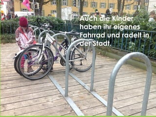 Auch die Kinder
haben ihr eigenes
Fahrrad und radelt in
der Stadt.
 