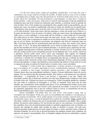 V.1) De novo entrou Jesus a falar por parábolas, dizendo-lhes: 2) O reino dos céus é
semelhante a um rei que celebrou as bodas de seu filho. 3) Então enviou os seus servos a chamar
os convidados para as bodas; mas estes não quiseram vir. 4) Enviou ainda outros servos, com este
recado: Dizei aos convidados: Eis que já preparei o meu banquete: os meus bois e cevados já
foram abatidos, e tudo está pronto; vinde para as bodas.É uma descrição vívida dos preparativos
cuidadosos para uma festa oriental de casamento, para salientar a conclusão moral na questão do
reino de Deus. Pois, Cristo sempre teve um propósito claro, quando contava suas parábolas, que, na
maioria dos casos, foi ensinar a qualificação certa para se tornar um membro de seu grande reino.
“Aprendemos, antes de tudo, que o reino dos céus é o reino de Cristo, nosso Senhor, onde a Palavra
e a fé estão presentes. Neste reino nossa vida tem esperança e somos, de acordo com a Palavra e a
fé, puros dos pecados e livres da morte e do inferno, ainda que somos nesta vida embaraçados pela
velha casca e a carne indolente. A casca ainda não foi retirada e a carne ainda não foi removida.
Isto ainda precisa ser feito. Então haverá para nós nada outro, do que vida, justiça e salvação”6
).
Este reino, assim como se apresenta no mundo ou em sua forma externa, é semelhante a um homem
que era um rei ilustre, um poderoso governante, que preparou uma festa de casamento para seu
filho. Uma festa dessas não era acontecimento para uma hora ou duas, mas, muitas vezes, durava
vários dias, Jz.14.17. Na época pré-estabelecida, servos foram enviados para anunciar o fato aos
que haviam recebido um convite, provavelmente príncipes, e as pessoas ricas e poderosas do reino.
Esta segunda chamada parece confirmar totalmente o costume oriental, Et.6.14. O resultado, tenha
sido por comum acordo ou por mesquinhez pessoal, foi um flagrante não. O rei, porém, conservou
a paciência. Enviou ainda outros servos como uma mensagem mais urgente aos hóspedes
convidados. Dirigem-lhes palavras tais que exaltam a festa, para lhes estimular o desejo em aceitar
a promessa. A atenção dos convidados devia ser despertada para fato que a refeição do meio-dia,
com a qual as festas iniciavam, já lhes estava inteiramente preparada. Os bois e carneiros cevados
haviam sido abatidos e cozidos, não faltando na mesa nenhuma das delícias. O bem-estar do rei não
se esquecera de nada, no esforço de honrar tanto a si mesmo como a seus convidados.
A rejeição: V. 5) Eles, porém, não se importaram, e se foram, um para o seu campo, outro
para o seu negócio; 6) e os outros, agarrando os servos, os maltrataram e mataram. 7) O rei ficou
irado e, enviando as suas tropas, exterminou aqueles assassinos e lhes incendiou a cidade.
Estamos diante dum caso premeditada insolência e insulto. Ficaram indiferentes diante do convite
urgente. Em sua maioria nem lhe prestaram atenção. Mas saíram e se devotaram aos seus afazeres
particulares – o proprietário de terras à sua lavoura, o negociante à sua loja. Alguns dos
convidados, porém, não se deram por satisfeito com uma mera desaprovação e desprezo a uma festa
de bodas como esta. Voltaram seu rancor aos mensageiros. Tendo conseguido apanhá-los, trataram-
nos com todas as evidências de desrespeito e, ao final, os mataram. Estes eram atos de clara
rebelião, que, naturalmente, foram seguidos pela guerra. O rei, profundamente irritado, enviou seus
exércitos e puniu os assassinos com a morte e com a queima de sua cidade. A recusa de vir à festa
de casamento, juntamente com os atos de violência contra os servos, se constituíram em atos de
atrevida desobediência que, assim, foram corretamente punidos.
Novos convidados: V.8) Então disse aos seus servos: Está pronta a festa, mas os
convidados não eram dignos. 9) Ide, pois, para as encruzilhadas dos caminhos e convidai para as
bodas a quantos encontrardes. 10) E, saindo aqueles servos pelas estradas, reuniram todos os que
encontraram, maus e bons; e a sala do banquete ficou repleta de convidados. Então, quando havia
sido dado o relatório do fracasso dos servos em persuadir aos primeiros convidados. Mas o tempo
premia. Era preciso muita urgência. Por isso deviam sair para as vias expressas e às encruzilhadas
dos caminhos, fosse este um entroncamento donde os caminhos seguiam para todas as direções, ou
próximo das entradas da cidade onde estradas de todas as direções se juntam. Em cada caso,
estariam passando muitas pessoas em curto espaço de tempo, e, assim, seria bem maior a chance de
encontrar hóspedes. Os servos não se deviam preocupar com qualquer seleção mais cuidadosa, em
especial, não quanto à nacionalidade. Pois, os hóspedes indignos deviam ser substituídos o quanto
6
) 170) Lutero, 13.926.
 