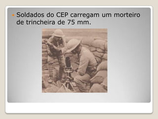 Soldados do CEP carregam um morteiro de trincheira de 75 mm.