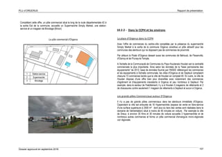 PLU d’ORGERUS Rapport de présentation
Dossier approuvé en septembre 2018 107
Complétant cette offre, un pôle commercial situé le long de la route départementale 42 à
la sortie Est de la commune, accueille un Supermarché Simply Market, une station-
service et un magasin de Bricolage (Bricor).
Le pôle commercial d’Orgerus
10.2.2 - Dans la CCPH et les environs
La place d’Orgerus dans la CCPH
Avec l'offre de commerces du centre-ville complétée par la présence du supermarché
Simply Market à la sortie de la commune Orgerus constitue un pôle attractif pour les
communes des alentours qui ne disposent pas de commerces de proximité.
Par ailleurs la Poste d'Orgerus dessert aussi les communes de Behoust, de Flexanville,
d'Osmoy et de Prunay-le-Temple.
A l'échelle de la Communauté de Communes du Pays Houdanais Houdan est la centralité
commerciale la plus importante. Ainsi selon les données de la "base permanente des
équipements" de 2013, base de données fournie par l'INSEE référençant les commerces
et les équipements à l'échelle communale, les villes d'Orgerus et de Septeuil comptaient
chacune 13 commerces tandis que la ville de Houdan en comptait 40. En outre, la ville de
Houdan dispose d'une offre bien plus diversifiée avec notamment des commerces
d'agrément et d’équipements inexistants à Orgerus et peu nombreux à Septeuil. Par
exemple, dans le secteur de l'habillement, il y a à Houdan 5 magasins de vêtements et 2
de chaussures contre seulement 1 magasin de vêtements à Septeuil et aucun à Orgerus.
Les grands pôles Commerciaux autour D'Orgerus
Il n'y a pas de grands pôles commerciaux dans les alentours immédiats d'Orgerus.
Cependant la ville est entourée de 16 Hypermarchés (espace de vente en libre-service
d'une surface supérieure à 2500 m² dont plus du tiers des ventes sont réalisées dans le
domaine de l'alimentation) situé à moins de 40 minutes en voiture. Par exemple la ville
de Dreux, à environ 35 Kms et 30 minutes de voiture accueille 3 hypermarchés et de
nombreux autres commerces et forme un pôle commercial d'envergure micro-régionale
voir régionale.
1 Station-service
2 Supermarché
3 Bricolage
 