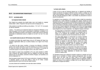 PLU d’ORGERUS Rapport de présentation
Dossier approuvé en septembre 2018 145
16.3 - LES DISPOSITIONS THEMATIQUES
16.3.1 - La trame verte
Les espaces boisés classés
Dans l'objectif de la protection des massifs boisés, ceux-ci sont classés en « espaces
boisés classés » (EBC). Ils figurent en tant que tel au plan de zonage (plan 4.2).
Cette protection et ses effets sont définis par les articles L. 113-1 et R. 113-1 et suivants
du code de l'urbanisme.
L'article L. 113-2 précise que le classement interdit tout changement d'affectation ou tout
mode d'occupation du sol de nature à compromettre la conservation, la protection ou la
création des boisements et entraîne, sauf exception, le rejet de plein droit de la demande
d'autorisation de défrichement prévue au chapitre Ier du titre IV du livre III du code
forestier.
Les massifs boisés de plus de 100 hectares et leurs lisières
La protection des lisières des massifs boisés de plus de 100 hectares fait l'objet d'une
orientation réglementaire définie par le schéma directeur de la région Ile de France
(SDRIF) :
« En dehors des sites urbains constitués, à l’exclusion des bâtiments à destination
agricole, toute nouvelle urbanisation ne peut être implantée qu’à une distance d’au moins
50 mètres des lisières des massifs boisés de plus de 100 hectares. Un ensemble de
constructions éparses ne saurait être regardé comme un site urbain constitué. »
Dans l'objectif du respect d'une compatibilité du PLU avec cette orientation du SDRIF
visant à préserver les massifs forestiers dans leur intégralité, les limites des massifs
boisés de plus de 100 hectares, concernant le territoire d’Orgerus, sont reportées sur le
plan de zonage (plan 4.2).
Dans les espaces naturels (zones A et N) aucune construction, à l’exception de bâtiments
à destination agricole, ne peut être édifiée à moins de 50 mètres, comptés
perpendiculairement à partir de la limite des massifs forestiers.
Les zones urbaines sont considérées comme des sites urbains constitués.
La trame verte urbaine
L’article L151-23 du code de l’urbanisme dispose que « le règlement peut identifier et
localiser les éléments de paysage et délimiter les sites et secteurs à protéger pour des
motifs d’ordre écologique, notamment pour la préservation, le maintien ou la remise en
état des continuités écologiques et définir, le cas échéant, les prescriptions de nature à
assurer leur préservation.
En application de ces dispositions, le PLU identifie, localise et établit des prescriptions
particulières pour 3 types d’éléments de paysage dans l’espace urbanisé qu’il parait
nécessaire de préserver. Ces espaces ont été identifiés et délimités à partir d’analyses de
photos aériennes et d’observations de terrain. Ce sont les espaces les plus significatifs et
ceux qui concernent la continuité sur plusieurs propriétés voisines qui ont été retenus. En
outre, ainsi que l’indique le règlement, ces espaces de cœur d’îlot ou de frange paysagée
sont d’une épaisseur de 8 mètres ou de 16 mètres pour en faciliter la gestion et lever
toute ambiguïté sur leur champ d’application. Ces catégories d’espaces concernent :
- Des cœurs d’îlot qui correspondent à des espaces interstitiels végétalisés
dans le tissu urbanisé et dont la protection est nécessaire dans la
mesure où ils constituent des ensembles continus des jardins qui
contribuent à la qualité de vie et de l’environnement de leurs riverains.
- Des cœurs d’îlots arborés qui correspondent aux espaces interstitiels
boisés à conserver dans le tissu urbain dont la préservation est
nécessaire dans la mesure où ils constituent une des caractéristiques
majeures du paysage du cadre bâti d’Orgerus, marqué par la forte
présence des arbres. Ils correspondent bien souvent à des vestiges
d’anciens boisements importants, dans le lotissement du parc en
particulier lequel correspondait autrefois au parc boisé du château.
- Des franges paysagées qui correspondent à des parties de terrains bâtis,
généralement à l’arrière de la construction, en limite avec des espaces
naturels ou agricoles. La protection de ces espaces consiste à maintenir
durablement des franges végétalisées en intervalle entre l’espace
construit et l’espace cultivé.
Les dispositions prévues par le règlement consistent à préserver le caractère vert de ces
espaces tout en permettant d’y réaliser quelques aménagements (abris de jardins,
piscine, terrain de tennis dans les cœurs d’ilôts et les franges paysagées,
cheminements). En outre, un dispositif du règlement permet de légèrement modifier et
adapter les contours de ces espaces à protéger dès lors que l’objectif général de la
préservation de l’espace est maintenu.
 