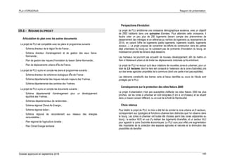 PLU d’ORGERUS Rapport de présentation
Dossier approuvé en septembre 2018 160
19.6 - RESUME DU PROJET
Articulation du plan avec les autres documents
Le projet de PLU est compatible avec les plans et programmes suivants :
- Schéma directeur de la région Île-de-France ;
- Schéma directeur d'aménagement et de gestion des eaux Seine-
Normandie ;
- Plan de gestion des risques d'inondation du bassin Seine-Normandie ;
- Plan de déplacements urbains d'Île-de-France.
Le projet de PLU a pris en compte les plans et programmes suivants :
- Schéma directeur de cohérence écologique d'Île-de-France ;
- Schéma départemental des risques naturels majeurs des Yvelines ;
- Schéma départemental des carrières des Yvelines.
Le projet de PLU a pris en compte les documents suivants :
- Schéma départemental d'aménagement pour un développement
équilibré des Yvelines ;
- Schémas départementaux de randonnées ;
- Schéma régional Climat-Air-Energie ;
- Schéma régional éolien ;
- Schéma régional de raccordement aux réseaux des énergies
renouvelables ;
- Plan régional de l'agriculture durable ;
- Plan Climat Energie territorial.
Perspectives d'évolution
Le projet de PLU ambitionne une croissance démographique soutenue, avec un objectif
de 2800 habitants dans une quinzaine d'années. Pour atteindre cette croissance, il
faudra créer un peu plus de 200 logements (tenant compte des phénomènes de
desserrement des ménages et en référence au nombre de logements au recensement de
2014), en variant l'offre de logements (petits logements, logements locatifs, logements
sociaux…). Le projet propose de concentrer les efforts de construction dans les parties
déjà urbanisées du bourg qui ne subissent pas de contrainte d'inondation du bourg, en
mobilisant en priorité les terrains déjà desservis.
Les hameaux ne pourront pas accueillir de nouveau développement, afin de mettre un
frein à l'étalement urbain et de limiter les déplacements motorisés qu'ils entraînent.
Le projet de PLU ne recourt qu'à deux créations de nouvelles zones à urbaniser, pour un
total de 2,9 hectares (dont le tiers est consacré à l’extension de la zone d’activités) pris
sur des terres agricoles propriétés de la commune (dont une partie n’est pas exploitée).
Les éléments constitutifs des trames verte et bleue identifiés au cours de l'étude sont
protégés par le PLU.
Conséquences sur la protection des sites Natura 2000
Le projet d'urbanisation n'est pas susceptible d'affecter les sites Natura 2000 les plus
proches, car les zones à urbaniser en sont éloignées (5 km à vol d'oiseau) et se situent
dans un bassin versant différent, ou en aval de la forêt de Rambouillet.
Choix retenus
Pour établir le projet de PLU, le choix a été fait de scinder la zone urbaine en 8 secteurs,
correspondant aux typologies et fonctions urbaines bien distinctes que l'on observe dans
le bourg. Les zones à urbaniser ont toutes été choisies parmi des zones adjacentes au
bourg : le secteur AUG en vue d'y réaliser des logements diversifiés, et un secteur AUJ
pour agrandir la zone d'activités économiques. Le PLU aura pour effet une augmentation
très importante de la protection des espaces agricoles et naturels et la diminution des
possibilités de densifier.
 
