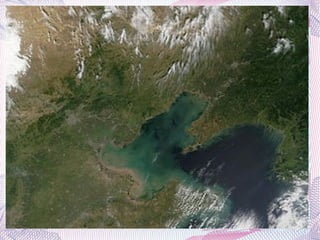 Нэвтэлшгүй өтгөн манан хөвөлзсөн жихүүн шөнө Агнуурын тэнгисийн бүх эргийн дагуу, тэнгис газар хоёрын бүх фронтын дагуу мөнхийн хоёр догшин хүчин тэмцэлдэж, газар нь тэнгисийн түрэлтийг сөрж, тэнгис нь газар өөд эцэж цуцахыг үл мэдэн давшилсаар байлаа. 