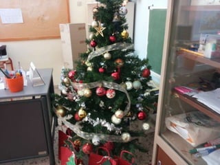 κατασκευή ημερολογίου   χριστουγεννιάτικου δέντρου από τα παιδιά του α2