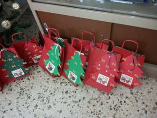 κατασκευή ημερολογίου   χριστουγεννιάτικου δέντρου από τα παιδιά του α2