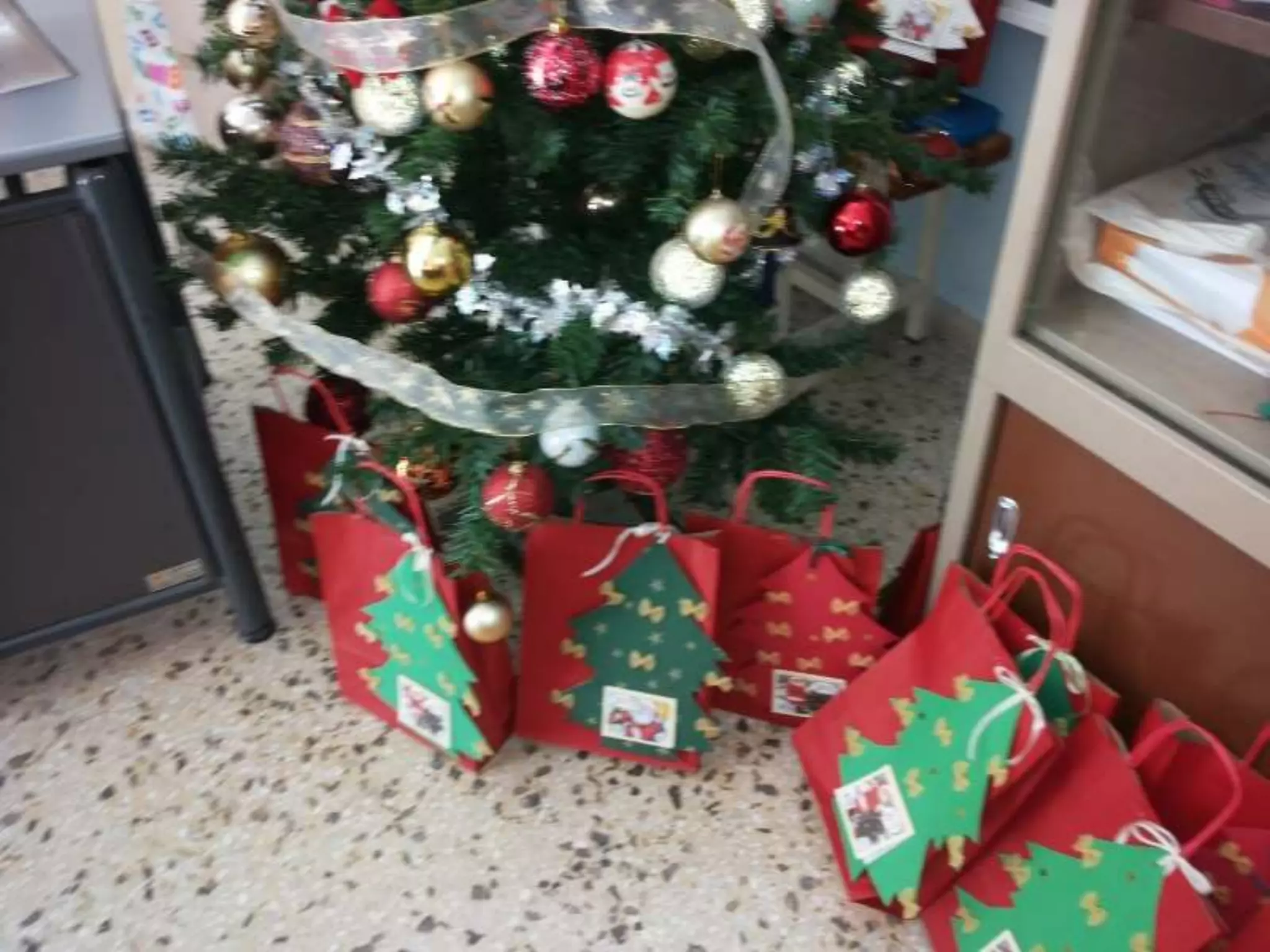 κατασκευή ημερολογίου   χριστουγεννιάτικου δέντρου από τα παιδιά του α2