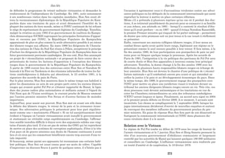 de défendre le programme de retrait militaire vietnamien et demander le
renforcement de l’indépendance du Cambodge. En 1981, suite notamment
à ses nombreuses visites dans les capitales mondiales, Hun Sen avait ob-
tenu la reconnaissance diplomatique de la République Populaire du Kam-
puchéa dans une trentaine de pays et avait désamorcé l’hostilité de la
plupart des nations du tiers monde, même si l’ONU continuait de lui refuser
le siège de représentant du gouvernement légitime du Cambodge. Toutefois,
malgré la création en juin 1982 d’un gouvernement de coalition du Kampu-
chéa démocratique (GCKD) regroupant les principales formations d’opposi-
tion et reconnu par l’ONU, la République Populaire du Kampuchéa
apparaissait de plus en plus comme la seule alternative possible à un retour
des khmers rouges aux affaires. En mars 1986 les dirigeants de l’Associa-
tion des nations de l'Asie du Sud-Est réunis à Pékin, acceptèrent le principe
d’inclure les dirigeants de la République Populaire du Kampuchéa dans un
futur gouvernement provisoire cambodgien. De son coté, Hun Sen annonçait
un projet de « réconciliation nationale » et proposait de faire entrer des re-
présentants de toutes les factions d’opposition à l’exception des khmers
rouges dans le gouvernement de la République Populaire du Kampuchéa.
À partir de 1988 eurent lieu des entrevues entre Hun Sen et Norodom Si-
hanouk à la Fère-en-Tardenois et des réunions informelles de toutes les fac-
tions cambodgiennes à Jakarta qui aboutiront, le 23 octobre 1991, à la
signature des accords de paix de Paris.
Sur le plan interne, Hun Sen montrera dans le même temps son habileté à
gérer les dissensions au sein de son propre parti entre les anciens khmers
rouges qui avaient quitté Pol Pot et s’étaient rapproché de Hanoï, la ligne
dure des jeunes cadres plus nationalistes et méfiants autant à l’égard du
Viêt Nam que de l’Union soviétique, le courant proche de Moscou emmené
par l’ancien premier ministre Pen Sovan et d’autres factions de moindre
importance.
Aujourd’hui, pour assoir son pouvoir, Hun Sen met en avant son rôle dans
la défaite des khmers rouges, le retour de la paix et la croissance écono-
mique. Ses adversaires politiques le présentent pour leur part régulière-
ment comme une « marionnette d’Hanoï ». Si un tel assujettissement était
évident à l’époque où l’armée vietnamienne avait installé le gouvernement
et stationnait un véritable corps expéditionnaire au Cambodge, l’affirma-
tion semble toutefois difficile à étayer avec des arguments solides une ving-
taine d’année plus tard. Il n’en est pas de même des ONG qui lui reprochent
de mettre en place des systèmes de corruption sophistiqués, d’être à la tête
d’un pays où de graves atteintes aux droits de l'homme continuent à avoir
lieu et où ceux qui les commettent bénéficient encore trop souvent d’une to-
tale impunité.
Si beaucoup, même parmi ses opposants lui reconnaisse une certaine habi-
leté politique, Hun Sen est aussi connu pour ses accès de colère. Capable
d’improviser un discours fleuve à partir de quelques notes, il n’hésite pas à
l’occasion à agrémenter ceux-ci d’accusations virulentes contre ses adver-
saires politiques ou les délégués de la communauté internationale qui osent
reprocher la lenteur à mettre en place certaines réformes.
Même s’il a prétendu à plusieurs reprises qu’au cas où il perdait des élec-
tions, il se retirerait paisiblement du pouvoir pour se consacrer à sa famille
et aux échecs, son attitude en 1993 – lorsqu’il a contesté le résultat d’élec-
tions qu’il avait perdues – ou en 1997 - quand il évinça Norodom Ranariddh,
le premier Premier ministre qui risquait de lui porter ombrage – permettent
de douter que cette promesse soit un jour tenue si le cas venait à réellement
se présenter.
Enfin, concernant ses anciens collègues khmers rouges, il leur mena un
combat féroce après avoir quitté leurs rangs, légitimant son régime en le
présentant comme le seul recours possible à leur retour. Il fera même, à la
fin des années 1980, de leur participation aux pourparlers de paix un pré-
texte pour en bloquer quelque temps le processus. Après les accords de
Paris de 1991, l’intégration à la vie politique des partisans de Pol Pot sera
de courte durée et Hun Sen apparaîtra à nouveau comme leur principal
adversaire. Toutefois, la donne change à la fin des années 1990 avec les
défections de plusieurs hauts responsables khmers rouges en échange de
leur amnistie. Hun Sen est devenu le chantre d’une politique de « réconci-
liation nationale » qu’il combattait encore peu avant et qui entendait sa-
crifier la justice à la paix et au développement économique du pays. Dans
le même temps, dès 1999, le gouvernement engage des pourparlers avec
l’ONU pour mettre en place une juridiction visant à traduire devant un
tribunal les anciens dirigeants khmers rouges encore en vie. Très vite, ces
deux processus vont devenir antinomiques et les tractations en vue de
créer les Chambres extraordinaires au sein des tribunaux cambodgiens
(CETC) seront longues et âpres. Finalement, un accord sera signé en 2004
et le premier procès débute en février 2009. A ce moment, 5 accusés sont
incarcérés. Les choses se compliqueront le 7 septembre 2009, lorsque les
juges internationaux décideront d’ouvrir de nouvelles enquêtes et surtout
de convoquer des membres influents du gouvernement proches du pre-
mier ministre. En guise de réponse Hun Sen fera part de son désaccord en
fustigeant la communauté internationale et l’ONU dans plusieurs dis-
cours virulents dont il a le secret.
Relation avec le Vietnam
Le régime de Pol Pot tombe au début de 1979 sous les coups de boutoir de
l’armée vietnamienne et le 7 janvier, Hun Sen et Heng Samrin prennent la
tête d’un nouveau gouvernement d’obédience communiste et largement
contrôlé par les autorités de Hanoï qui laissent quelques 180 000 militaires
et conseillers au Cambodge. L’influence vietnamienne sera renforcée par
un traité d’amitié et de coopération, le 18 février 1979.
Hun Sèn Hun Sèn
272 273
 