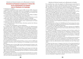 Résolution du Parlement européen du 17 février 2011
sur les affrontements à la frontière
entre la Thaïlande et le Cambodge
Le Parlement européen ,
– rappelant ses résolutions des 13 janvier 2005, 10 mars 2005, 19 janvier
2006, 15 mars 2007 et 21 octobre 2010 sur le Cambodge et ses résolutions
du 20 mai 2010 sur la Thaïlande et du 1 décembre 2005 sur la situation des
droits de l'homme au Cambodge, au Laos et au Vietnam,
– vu l'arrêt de la Cour Internationale de Justice du 15 juin 1962 sur l'affaire
du temple de Preah Vihear (Cambodge contre Thaïlande),
– vu la convention de 1954 pour la protection des biens culturels en cas de
conflit armé, signée à la fois par la Thaïlande et par le Cambodge,
– vu la déclaration du Secrétaire général de l'ANASE du 5 février 2011,
– vu la déclaration de Catherine Ashton, haute représentante de l'Union
européenne, en date du 7 février 2011,
– vu la déclaration de M. Ban Ki-moon, Secrétaire général des Nations
unies, du 7 février 2011,
– vu l'article 122, paragraphe 5, de son règlement,
A. considérant que, depuis le début du mois de février, des affrontements
opposent les forces armées de la Thaïlande et du Cambodge à la frontière
entre les deux pays, notamment aux abords du temple de Preah Vihear,
B. considérant que ces affrontements frontaliers ont commencé après qu'un
tribunal cambodgien a condamné, en décembre dernier, deux ressortissants
thaïlandais à huit ans de prison pour espionnage et entrée illégale dans la
zone disputée, au lendemain de l'heureuse conclusion de la 7e réunion de la
commission mixte de coopération bilatérale entre la Thaïlande et le Cam-
bodge, les 3 et 4 février 2011, au cours de laquelle les deux pays ont convenu
de développer leur coopération dans tous les domaines et de tenir prochai-
nement en Thaïlande une réunion de la Commission mixte sur la démarca-
tion de la frontière terrestre,
C. considérant que le temple de Preah Vihear a été au centre de différends
frontaliers récurrents entre la Thaïlande et le Cambodge au cours du siècle
dernier,
D. considérant que le 15 juin 1962, la Cour internationale de Justice a dé-
cidé que le temple de Preah Vihear était situé en territoire relevant de la
souveraineté cambodgienne,
E. considérant que le temple de Preah Vihear a été inscrit sur la liste des
sites classés comme relevant du patrimoine mondial par l'Unesco le 7 juillet
2008, et qu'il aurait été endommagé par des tirs d'obus au cours des récents
affrontements frontaliers,
F. considérant qu'il incombe à la communauté internationale une respon-
sabilité particulière en ce qui concerne la préservation de monuments ins-
crits sur la liste du patrimoine mondial,
Résolution du Parlement européen sur les affrontements à la frontière
G. considérant que, selon des rapports, les affrontements auraient fait, de
part et d'autre, des morts et des blessés parmi les soldats et les civils, et
que des milliers de civils ont dû être évacués des zones avoisinantes,
H. considérant que, selon plusieurs rapports d'information, des munitions
à fragmentation auraient été utilisées, et que ni la Thaïlande ni le Cam-
bodge n'ont ratifié la Convention sur les armes à sous-munitions,
I. considérant que l'aggravation de la situation à la frontière entre la Thaï-
lande et le Cambodge menace la paix et la stabilité dans la région,
J. considérant que l'Indonésie, qui préside actuellement l'ANASE, a inten-
sifié ses efforts diplomatiques afin d'aider les deux parties à parvenir à un
règlement provisoire et à déclencher les mécanismes bilatéraux permettant
de réaliser l'objectif de délimitation de la frontière et d'assurer la paix gé-
nérale dans les zones concernées; considérant que la Présidence de l'ANASE
soutient les deux pays pour qu'ils entament des pourparlers dans le cadre
de la Commission mixte Thaïlande-Cambodge pour la démarcation de la
frontière terrestre,
K. considérant que la Charte de l'ANASE prévoit l'instauration d'un méca-
nisme de règlement des litiges qui devrait favoriser la possibilité de contri-
buer à la solution des différends bilatéraux,
L. considérant que Mme Irina Bokova, Directrice générale de l'UNESCO,
a déclaré qu'elle envisageait l'envoi d'une mission afin d'évaluer l'état du
temple de Preah Vihear,
1. condamne les affrontements frontaliers entre les forces armées du
Royaume du Cambodge et du Royaume de Thaïlande et demande instam-
ment à toutes les parties de faire preuve au maximum de retenue et de
prendre les mesures nécessaires afin d'apaiser les tensions et reprendre
leur dialogue en vue d'une solution pacifique à leur divergences, et d'accep-
ter l'aide de l'ANASE et des Nations unies;
2. déplore la perte de vies humaines au cours des affrontements frontaliers
récents, et exprime ses sincères condoléances aux familles des victimes;
3. prie instamment les deux gouvernements de faire en sorte que les civils
déplacés, suite aux affrontements armés, bénéficient de toute l'aide néces-
saire;
4. exhorte les deux pays à respecter l'arrêt de la Cour Internationale de
Justice de 1962 et à trouver un règlement pacifique au différend qui les op-
pose concernant la zone frontalière proche du temple de Preah Vihear;
5. invite les deux pays à faire en sorte que l'article 4, paragraphe 1, de la
convention de 1954 pour la protection des biens culturels en cas de conflit
armé, qui interdit l'utilisation de biens culturels situés tant sur leur propre
territoire que sur celui des autres Hautes Parties contractantes à des fins
qui pourraient exposer ces biens à une destruction ou à une détérioration
en cas de conflit armé, ne soit pas violé par leurs actions et à s'abstenir de
tout acte d'hostilité à l'égard de ces biens;
Résolution du Parlement européen sur les affrontements à la frontière
380 381
 