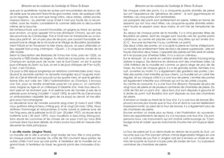 De chaque côté des ponts, il y a cinquante-quatre divinités de pierre
qui ont l'apparence de "généraux de pierre" : ils sont gigantesques et
terribles. Les cinq portes sont semblables.
Les parapets des ponts sont entièrement en pierre, taillée en forme de
serpents qui ont tous neuf têtes. Les cinquante-quatre divinités retien-
nent toutes le serpent avec leurs mains, et ont l'air de l'empêcher de
fuir.
Au dessus de chaque porte de la muraille, il y a cinq grandes têtes de
Bouddha en pierre, dont les visages sont tournés vers les quatre points
cardinaux: au centre est placée une des cinq têtes qui est ornée d'or.
(C-C : Aucune recherche n'a pu confirmer ce point)
Des deux côtés des portes, on a sculpté la pierre en forme d'éléphants.
La muraille est entièrement faite de blocs de pierre superposés : elle est
haute d'environ deux toises. L'appareil des pierres est très serré et solide,
et il ne pousse pas d'herbes folles. Il n'y a aucun créneau.
Sur le rempart, on a semé en certains endroits des arbres Kouang-lang
(arbres à sagou). De distance en distance sont des chambres vides. Le
côté intérieur de la muraille est comme un glacis large de plus de dix
toises. Au haut de chaque glacis, il y a de grandes portes, fermées à la
nuit, ouvertes au matin. Il y a également des gardiens des portes. L'en-
trée des portes n'est interdite qu'aux chiens. La muraille est un carré très
régulier, et sur chaque côté il y a une tour de pierre. L'entrée des portes
est également interdite aux criminels qui ont eu les orteils coupés.
Au centre du royaume, il y a une Tour d'or (Bayon), flanquée de plus de
vingt tours de pierre et de plusieurs centaines de chambres de pierre. Du
côté de l'Est est un pont d'or ; deux lions d'or sont disposés à gauche et
à droite du pont; huit Buddha d'or sont disposés au bas des chambres
de pierre.
A environ un stade au Nord de la Tour d'or, il y a une tour de bronze (Ba-
phuon) encore plus haute que la Tour d'or et dont la vue est réellement
impressionnante; au pied de la Tour de bronze, il y a également plus de
dix chambres de pierre.
Encore environ un stade plus au Nord, c'est l'habitation du souverain.
Dans ses appartements de repos, il y a à nouveau une tour d'or. Ce sont,
pensons-nous, ces monuments qui ont motivé cette louange du "Cam-
bodge riche et noble" que les marchands d'outre-mer ont toujours répé-
tée.
La tour de pierre est à un demi-stade en dehors de la porte du Sud ; on
raconte que Lou Pan (ancien artisan chinois légendaire) l'érigea en une
nuit. La tombe de Lou Pan (= Angkor vat) est à environ un stade en de-
hors de la porte du Sud et a à peu près dix stades de tour ; il y a plusieurs
centaines de chambres de pierre.
que par la quatrième: toutes les autres sont encombrées de bancs de
de sable que ne peuvent franchir les gros navires. Mais, de quelque côté
qu'on regarde, ce ne sont que longs rotins, vieux arbres, sables jaunes,
roseaux blancs ; au premier coup d'oeil il n'est pas facile de s'y recon-
naître; aussi les marins considèrent-ils comme délicate la découverte
même de la bouche.
De l'embouchure, par courant favorable, on gagne au Nord, en quinze
jours environ, un pays appelé Tch'a-nan,(Kômpon Chnan), qui est une
des provinces du Cambodge. Puis à Tché-nan on transborde sur un ba-
teau plus petit et , en un peu plus de dix jours, par courant favorable, en
passant par le village de la mi-route et le Village du Bouddha (probable-
ment Pôsat) et en traversant la Mer d'eau douce, on peut atteindre un
lieu appelé Kan-p'ang (=kômpon, <Quai>, ) à cinquante stades de la
ville murée.
Selon la Description des Barbares (le Tchou-fan tche, paru en 1225), Le
royaume a 7000 stades de largeur. Au Nord de ce royaume, on arrive au
Champa en quinze jours de route; vers le Sud-Ouest, on est à quinze
jours d'étapes du Siam; au Sud, on est à dix jours d'étapes de P'an-vu(?);
à l'est, c'est l'Océan.
Ce pays a ôté depuis longtemps en relations commerciales avec nous.
Quand la dynastie sainte(= la dynastie mongole) reçut l'auguste man-
dat du Ciel et étendit son pouvoir sur les quatre mers, et que le généra-
lissime Sôtu eut créé (en 1281) l'administration du Champa, il envoya
une fois, pour se rendre ensemble jusqu'en ce pays-ci, un centurion
avec insigne au tigre et un chiliarque à tablette d'or, mais tous deux fu-
rent saisis et ne revinrent pas. A la sixième lune de l'année yi-wei de la
période yuan-tcheng (14 juillet -11août 1295), le saint Fils du Ciel envoya
un ambassadeur rappeller [les gens de ce pays] au devoir, et me dési-
gna pour l'accompagner.
La deuxième lune de l'année suivante ping-chen (5 mars-2 avril 1296)
nous quittions Ming-tcheou (=Ning-po), et le vingt (24 mars 1296). Nous
obtîmes l'hommage et retournâmes à notre navire la sixième lune de
l'an Ting-yeou de la période ta-tö (21 juin -20 juillet 1927). Le douze de la
huitième lune ( 30 août 1297), nous mouillions à Sseu-ming (Nong-po).
Sans doute les coutumes et les choses de ce pays n'ont pu nous être
connues dans tous leurs détails; du moins avons-nous été en mesure d'en
discerner les traits principaux.
1. La ville murée. (Angkor Thom).
La muraille de la ville a environ vingt stades de tour. Elle a cinq portes,
et chaque porte est double. Du côté de l'Est s'ouvrent deux portes; les
autres côtés n'ont tous qu'une porte. A l'extérieur de la muraille est un
grand fossé; à l'extérieur du fossé, les grands ponts des chaussées d'ac-
cès.
Mémoires sur les coutumes du Cambodge de Tcheou Ta Kouan Mémoires sur les coutumes du Cambodge de Tcheou Ta Kouan
30 31
 