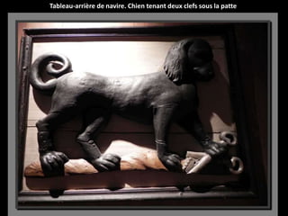 Tableau-arrière de navire. Chien tenant deux clefs sous la patte
 