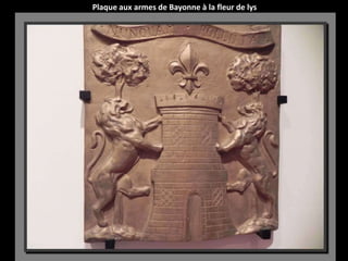 Plaque aux armes de Bayonne à la fleur de lys
 