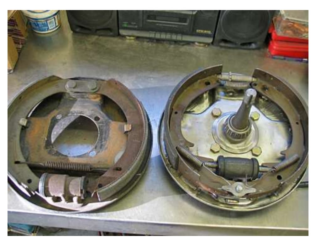 2 self energizing brakes