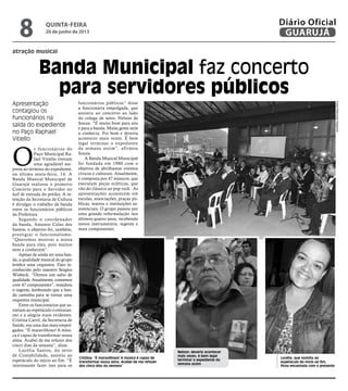 atração musical
Banda Municipal faz concerto
para servidores públicos
Apresentação
contagiou os
funcionários na
saída do expediente
no Paço Raphael
Vitiello
Cristina: “É maravilhoso! A música é capaz de
transformar nossa alma. Acabei de me refazer
dos cinco dias da semana”
Nelson: deveria acontecer
mais vezes; é bem legal
terminar o expediente da
semana assim
Lucélia, que assistiu ao
espetáculo do início ao fim,
ficou encantada com o presente
O
s funcionários do
Paço Municipal Ra-
fael Vitiello tiveram
uma agradável sur-
presa ao término do expediente,
na última sexta-feira, 14. A
Banda Musical Municipal de
Guarujá realizou o primeiro
Concerto para o Servidor no
hall de entrada do prédio. A in-
tenção da Secretaria de Cultura
é divulgar o trabalho da banda
entre os funcionários públicos
da Prefeitura.
Segundo o coordenador
da banda, Antonio Celso dos
Santos, o objetivo foi, também,
prestigiar o funcionalismo.
“Queremos mostrar a nossa
banda para eles, pois muitos
nem a conhecem”.
Apesar de ainda ser uma ban-
da, a qualidade musical do grupo
lembra uma orquestra. Fato re-
conhecido pelo maestro Sergius
Wisbeck. “Demos um salto de
qualidade. Atualmente, contamos
com 47 componentes”, ressaltou
o regente, lembrando que a ban-
da caminha para se tornar uma
orquestra municipal.
Entre os funcionários que as-
sistiam ao espetáculo o entusias-
mo e a alegria eram evidentes.
Cristina Carril, da Secretaria de
Saúde, era uma das mais empol-
gadas. “É maravilhoso! A músi-
ca é capaz de transformar nossa
alma. Acabei de me refazer dos
cinco dias da semana”, disse.
Lucélia Santos, do setor
de Contabilidade, assistiu ao
espetáculo do início ao fim. “É
interessante fazer isso para os
funcionários públicos” disse
a funcionária empolgada, que
assistiu ao concerto ao lado
do colega de setor, Nelson de
Souza. “É muito bom para nós
e para a banda. Muita gente nem
a conhecia. Foi bom e deveria
acontecer mais vezes. É bem
legal terminar o expediente
da semana assim”, afirmou
Souza.
A Banda Musical Municipal
foi fundada em 1980 com o
objetivo de abrilhantar eventos
cívicos e culturais. Atualmente,
é composta por 47 músicos, que
executam peças ecléticas, que
vão do clássico ao pop rock. As
apresentações acontecem em
escolas, associações, praças pú-
blicas, teatros e instituições as-
sistenciais. O grupo passou por
uma grande reformulação nos
últimos quatro anos, recebendo
novos instrumentos, regente e
mais componentes.
FotosRaimundoNogueira
quinta-feira
20 de junho de 2013
8 GUARUJÁ
Diário Oficial
 