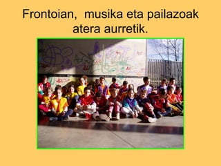Frontoian,  musika eta pailazoak atera aurretik. 