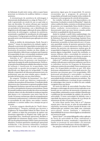 Rev Enferm UNISA 2009; 10(1): 34-8.36
da hidratação da pele entre outras, sobre as quais fazem
prescrição na tentativa de modificar hábitos e crenças
anteriores.
A sistematização da assistência de enfermagem é
demonstrada detalhadamente no artigo de Vieira et al(11)
,
onde é apresentado um estudo de caso no qual todas as
fases são discutidas. Os autores afirmam que é possível
sistematizar e planejar um atendimento eficaz e contínuo
aos portadores de hanseníase, com a identificação dos
diagnósticosdeenfermagem,elaboraçãodemetas,objetivos,
prescrições de enfermagem e avaliação da assistência,
aumentando a qualidade do atendimento de enfermagem
aohanseniano.Oartigopropõeumafichadecoletadedados
que pode servir como instrumento para aplicação em outras
situações.
Ainda no âmbito da sistematização, Nardi, Pascoal e
Zanetta(14)
tratam da importância da avaliação regular e
adequada na prevenção de incapacidades em pacientes com
hanseníase em tratamento. Depois de comparar dados dos
prontuários de pacientes tratados em duas cidades, os
autores defendem a idéia de que a avaliação mais freqüente
de incapacidades do que o recomendado atualmente, pode
evitar seqüelas futuras no portador de hanseníase.
Sobrinho et al(15)
, descrevem uma avaliação das
incapacidades físicas de pacientes com hanseníase e
capacitaçãodaequipedesaúdesimultaneamente. Verificou-
sequepartedosprofissionaisavaliadosdesconheciaatécnica
de avaliação e classificação de incapacidades, fato
comprovado na grande porcentagem da população
identificada com algum grau de incapacidade. O artigo
defende a importância de educação permanente junto aos
profissionais, para que estes estejam aptos a atender o
portador de hanseníase com uma visão holística.
Na categoria “Cotidiano do hanseniano”, Sá e Paz(4)
realizaram um estudo que objetivou compreender o
cotidiano dos portadores de hanseníase. O resultado obtido
demonstrou que o hanseniano se apresenta perplexo diante
dodiagnósticodadoençaequeestetemreceiodetransmiti-
laaoutros,principalmenteàspessoasmaispróximas.Diante
detamanhamudançatentaesconderdosoutrossuasituação
dedoente,alteraoseudiaadiadevidoàsmudançasimpostas
pela doença e vê o tratamento como único meio de ser
curado.Osautoresconcluemque,alémdoacompanhamento
etratamentomedicamentoso,oenfermeirodeveidentificar
as necessidades de cada cliente, seus medos e anseios,
auxiliando-o a conviver melhor com a situação em que se
encontra.
A terceira categoria identificada foi “Perfil clínico-
epidemiológico”. Pesquisa realizada por docentes e
acadêmicos da Universidade Federal do Mato Grosso do
Sul16
, analisou os dados dos prontuários de sujeitos com
hanseníase registrados no Hospital João Julião: grau de
incapacidade física, classificação operacional, abandono e
regularidade do tratamento dentre outros. Constatou-se
alta taxa de poliquimioterapia (100%) e baixo percentual de
abandono. A maioria apresentou classificação operacional
multibacilar, e dos pacientes submetidos à avaliação
sensitivo-motora, menos da metade da população
apresentou algum grau de incapacidade. Os autores
recomendam que o programa de prevenção de
incapacidades,jáfirmadonestehospital,tenhacondiçõesde
assessorar outros programas de controle da hanseníase.
Em trabalho realizado em área hiperendêmica em
hanseníase, localizada no estado do Maranhão(6)
, depois da
coleta e análise dos dados, constatou-se elevado percentual
de pacientes com incapacidades físicas devido à doença e
baixas condições socioeconômicas e ambientais,
demonstrando assim que esses fatores somados podem
interferir na qualidade de vida dos pacientes.
Ainda foi avaliado o perfil clínico-epidemiológico dos
pacientes com hanseníase no trabalho realizado no Centro
de Referência Nacional em Dermatologia Sanitária Dona
Libânia,noCeará(17)
.Apesquisaapontouelevadopercentual
de pacientes acometidos na faixa etária de zero a 14 anos,
uma quantidade mínima de pacientes apresentou forma
indeterminada e a maioria apresentou forma dimorfa. A
maioria dos pacientes não apresentou nenhum grau de
incapacidade no diagnóstico, mas uma parcela significativa
possuía alguma incapacidade. A partir dos resultados, os
autores refletem sobre a necessidade de sustentar as
atividades de controle e pesquisa da doença em países ou
áreas que já se tenha alcançado a meta de eliminação.
Galan et al(18)
verificou o grau de incapacidade física, os
cuidadosindicadosparaospacientesrealizaremeporfimse
os indivíduos inscritos no Programa de Hanseníase
realizavamapráticadeautocuidado.Entreospacientescom
grau I de incapacidades percebeu-se que, 50% deles
praticavam adequadamente o autocuidado prescrito. Dos
pacientes que possuíam grau II de incapacidades, 60%
praticavam parcialmente o autocuidado e os demais
demonstraram dificuldade em realizar as práticas de
autocuidadodevidoalesõesjáexistentesemmembros. Tais
resultados possibilitaram a conclusão de que a assistência
de enfermagem deve intervir no déficit de auto cuidado
corrigindo assim esse desvio.
Na teoria do déficit de autocuidado Dorothea Orem
distinguiu a enfermagem de outros serviços aplicados ao ser
humano por ter como foco de intervenção as pessoas com
incapacidades,enfatizandoasaçõesvoltadasàidentificação
e qualificação das necessidades de cuidado e do ensino do
autocuidado. O termo autocuidado foi definido como a
capacidade das pessoas para cuidarem de si na direção da
manutenção da vida e do próprio bem-estar(19)
.
Ao tratar desse mesmo tema, Bub et al(20)
chamam
atenção para o fato de que, as ações de autocuidado são
voluntárias, intecionais, incluem tomada de decisão e são
influenciadas por variáveis como idade, sexo, orientação
sócio-cultural, fatores familiares e ambientais,
disponibilidadederecursosefatoresligadosaoatendimento
nos serviços de saúde.
SantoseSarat(21)
,emrevisãobibliográficasobreaaplicação
da Teoria do autocuidado de Orem, reafirmaram a
universalidade da mesma, ressaltando a importância da
família na promoção do autocuidado e da interação
enfermeiro-paciente-família para o alcance dos objetivos.
Em pesquisa realizada por docente da UNESP(22)
, fica
 