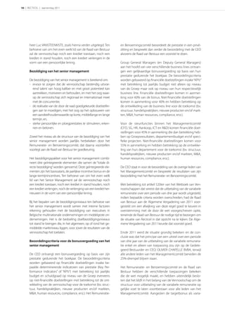 56 | RECTICEL | Jaarverslag 2011




      heer Luc VANSTEENKISTE, zoals hierna verder uitgelegd. Ten          en Benoemingscomité beoordeelt de prestatie in een privé-
      behoeve van om het even welk lid van de Raad van Bestuur            zitting en bespreekt dan verder de beoordeling met de CEO
      zal de vennootschap noch een krediet toestaan, noch een             alvorens de Raad van Bestuur een voorstel te doen.
      krediet in stand houden, noch een krediet verlengen in de
      vorm van een persoonlijke lening.                                   Group General Managers (en Deputy General Managers)
                                                                          aan het hoofd van vier verschillende business lines ontvan-
      Bezoldiging van het senior management                               gen een gelijkaardige bonusvergoeding op basis van hun
                                                                          prestatie gedurende het boekjaar. De beoordelingscriteria
      De bezoldiging van het senior management is berekend om:            worden gebaseerd op financiële doelstellingen inzake “KPI’s”
      - ervoor te zorgen dat de vennootschap bestendig uitvoe-            met betrekking tot jaarlijks budget niet alleen op niveau
        rend talent van hoog kaliber en met groot potentieel kan          van de Groep maar ook op niveau van hun respectievelijk
        aantrekken, motiveren en behouden, en met het oog waar-           business line. Financiële doelstellingen komen in aanmer-
        op de vennootschap zich regionaal en internationaal meet          king voor 60% van de bonus. Niet-financiële doelstellingen
        met de concurrentie;                                              komen in aanmerking voor 40% en hebben betrekking op
      - de realisatie van de door de raad goedgekeurde doelstellin-       de ontwikkeling van de business line voor de toekomst (bv.
        gen aan te moedigen, met het oog op het opbouwen van              structuur, handelspraktijken, nieuwe producten en/of mark-
        een aandeelhouderswaarde op korte, middellange en lange           ten, M&A, human resources, compliance, enz.).
        termijn, en,
      - sterke persoonlijke en ploegprestaties te stimuleren, erken-      Voor de steunfuncties binnen het Managementcomité
        nen en belonen.                                                   (CFO, SG, HR, Aankoop, ICT en R&D) komen ﬁnanciële doel-
                                                                          stellingen voor 45% in aanmerking die dan betrekking heb-
      Zowel het niveau als de structuur van de bezoldiging van het        ben op Groepsresultaten, departementbudget en/of speci-
      senior management worden jaarlijks herbekeken door het              ﬁeke projecten. Niet-ﬁnanciële doelstellingen komen voor
      Remuneratie- en Benoemingscomité, dat daarna voorstellen            55% in aanmerking en hebben betrekking op de ontwikke-
      voorlegt aan de Raad van Bestuur ter goedkeuring.                   ling van hun departement voor de toekomst (bv. structuur,
                                                                          handelspraktijken, nieuwe producten en/of markten, M&A,
      Het bezoldigingspakket voor het senior management combi-            human resources, compliance, enz.).
      neert drie geïntegreerde elementen die samen de “totale di-
      recte bezoldiging” worden genoemd. Deze geïntegreerde ele-          De CEO staat in voor de beoordeling van de overige leden van
      menten zijn het basissalaris, de jaarlijkse incentive bonus en de   het Managementcomité en bespreekt de resultaten van zijn
      lange-termijnincentives. Ten behoeve van om het even welk           beoordeling met het Remuneratie- en Benoemingscomité.
      lid van het Senior Management zal de vennootschap noch
      een krediet toestaan, noch een krediet in stand houden, noch        Met betrekking tot artikel 520ter van het Wetboek van Ven-
      een krediet verlengen, noch de verlenging van een krediet her-      nootschappen dat vereist dat de uitbetaling van de variabele
      nieuwen in de vorm van een persoonlijke lening.                     remuneratie over een periode van drie jaar wordt uitgesteld,
                                                                          indien bepaalde criteria worden overschreden, had de Raad
      Bij het bepalen van de bezoldigingsniveaus ten behoeve van          van Bestuur aan de Algemene Vergadering van 2011 voor-
      het senior management wordt samen met interne factoren              gesteld om een afwijking van deze regel goed te keuren in
      rekening gehouden met de bezoldiging van executives in              overstemming met de door de wet voorgeschreven optie,
      Belgische multinationale ondernemingen en middelgrote on-           teneinde de Raad van Bestuur de nodige tijd te bezorgen om
      dernemingen. Het is de bedoeling doelbezoldigingsniveaus            de situatie van Recticel in dat opzicht na te kijken. De Alge-
      tot stand te brengen die, in het algemeen, op of rond het ge-       mene Vergadering van 2011 keurde dat voorstel goed.
      middelde marktniveau liggen, voor zover de resultaten van de
      vennootschap het toelaten.                                          Einde 2011 werd de situatie grondig bekeken en de con-
                                                                          clusie was dat het principe van een uitstel over een periode
      Beoordelingscriteria voor de bonusvergoeding van het                van drie jaar van de uitbetaling van de variabele remunera-
      senior management                                                   tie enkel en alleen van toepassing zou zijn op de Gedele-
                                                                          geerd Bestuurder en CEO, OLIVIER CHAPELLE BVBA, terwijl
      De CEO ontvangt een bonusvergoeding op basis van zijn               alle andere leden van het Managementcomité beneden de
      prestatie gedurende het boekjaar. De beoordelingscriteria           25%-drempel blijven staan.
      worden gebaseerd op ﬁnanciële doelstellingen inzake be-
      paalde determinerende indicatoren van prestatie (Key Per-           Het Remuneratie- en Benoemingscomité en de Raad van
      formance Indicators” of “KPI’s”) met betrekking tot jaarlijks       Bestuur hebben de verschillende toepassingen bekeken
      budget en schuldgraad op niveau van de Groep eveneens               die de wet mogelijk maakt, en hebben uiteindelijk beslo-
      op niet-ﬁnanciële doelstellingen met betrekking tot de ont-         ten dat het blijft in het belang van de Vennootschap om de
      wikkeling van de vennootschap voor de toekomst (bv. struc-          structuur voor uitbetaling van de variabele remuneratie op
      tuur, handelspraktijken, nieuwe producten en/of markten,            gelijke voet te laten voortbestaan voor alle leden van het
      M&A, human resources, compliance, enz.). Het Remuneratie-           Managementcomité. Aangezien de targetbonus als varia-
 