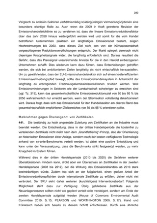 399


Vergleich zu anderen Sektoren verhältnismäßig kostengünstigen Vermeidungsoptionen eine
besonders wichtige Rolle zu. Auch wenn die 2009 in Kraft getretene Revision der
Emissionshandelsrichtlinie so zu verstehen ist, dass der lineare Emissionsreduktionsfaktor
über das Jahr 2020 hinaus weitergeführt werden wird und somit für die vom Handel
betroffenen Unternehmen praktisch ein langfristiges Emissionsziel besteht, zeigen
Hochrechnungen bis 2050, dass dieses Ziel nicht den von der Klimawissenschaft
vorgeschlagenen Reduktionsverpflichtungen entspricht. Der Markt spiegelt demnach nicht
diejenigen Knappheitssignale wider, die langfristig erforderlich sind. Daraus resultiert die
Gefahr, dass das Preissignal unzureichende Anreize für die in den Handel einbezogenen
Unternehmen schafft. Dies wiederum kann dazu führen, dass Entscheidungen getroffen
werden, die sich bei ambitionierten Zielen langfristig als nicht wirtschaftlich herausstellen.
Um zu gewährleisten, dass der EU-Emissionshandelssektor sich auf einem kosteneffizienten
Emissionsvermeidungspfad bewegt, sollte das Emissionshandelssystem in Anbetracht der
langfristig zu erbringenden Treibhausgasemissionsreduktionen revidiert werden. Weil
Emissionsminderungen in Sektoren wie der Landwirtschaft schwieriger zu erreichen sind
(vgl. Tz. 319), kann das gesamtwirtschaftliche Emissionsreduktionsziel von 80 bis 95 % bis
2050 wahrscheinlich nur erreicht werden, wenn der Stromsektor vollständig dekarbonisiert
wird. Daraus folgt, dass sich das Emissionsziel für den Handelssektor am oberen Rand des
gesamtwirtschaftlich empfohlenen Zielbereiches von 80 bis 95 % orientieren sollte.


Maßnahmen gegen Überangebot von Zertifikaten
441.   Die beständig zu hoch angesetzte Zuteilung von Zertifikaten an die Industrie muss
beendet werden. Die Entscheidung, dass in der dritten Handelsperiode die kostenfrei zu
verteilenden Zertifikate nicht mehr nach dem „Grandfathering“-Prinzip, also der Orientierung
an historischen Emissionen einer Anlage, sondern nach der besten verfügbaren Technologie
anhand von ex-ante-Benchmarks verteilt werden, ist dabei eine positive Entwicklung und
kann unter der Voraussetzung, dass die Benchmarks strikt festgesetzt werden, zu mehr
Knappheit im System führen.

Während dies in der dritten Handelsperiode (2013 bis 2020) die Gefahren weiterer
Überallokationen mindern kann, droht aber ein Überschuss an Zertifikaten in der zweiten
Handelsperiode (2008 bis 2012), der die Wirkung des Emissionshandels ab 2013 stark
beeinträchtigen würde. Zudem hat sich an der Möglichkeit, einen großen Anteil der
Emissionsreduktionspflichten durch internationale Zertifikate zu erfüllen, bisher nicht viel
verändert. Der SRU sieht daher weiteren (kurzfristigen) Interventionsbedarf. Folgende
Möglichkeit   steht   dazu    zur   Verfügung:   Übrig   gebliebene    Zertifikate   aus   der
Neuanlagenreserve sollten nicht wie geplant verteilt oder versteigert, sondern am Ende der
zweiten Handelsperiode aufgelöst werden (House of Commons Environmental Audit
Committee 2010, S. 15; PEARSON und WORTHINGTON 2009, S. 17). Irland und
Frankreich haben sich bereits zu diesem Schritt entschlossen. Durch eine ähnliche
 