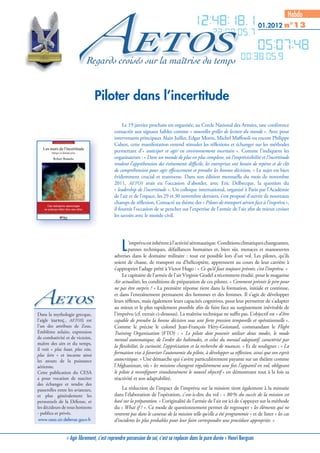 Hebdo
                                                                                                                             01.2012 n°13




                                   Piloter dans l’incertitude

                                                Le 19 janvier prochain est organisée, au Cercle National des Armées, une conférence
                                           consacrée aux signaux faibles comme « nouvelles grilles de lecture du monde ». Avec pour
                                           intervenants principaux Alain Juillet, Edgar Morin, Michel Maffesoli ou encore Philippe
                                           Cahen, cette manifestation entend stimuler les réflexions et échanger sur les méthodes
                                           permettant d’« anticiper et agir en environnement incertain ». Comme l’indiquent les
                                           organisateurs : « Dans un monde de plus en plus complexe, où l’imprévisibilité et l’incertitude
                                           rendent l’appréhension des événements difficile, les entreprises ont besoin de repères et de clés
                                           de compréhension pour agir efficacement et prendre les bonnes décisions. » Le sujet est bien
                                           évidemment crucial et transverse. Dans son édition mensuelle du mois de novembre
                                           2011, AETOS avait eu l’occasion d’aborder, avec Eric Delbecque, la question du
                                           « leadership de l’incertitude ». Un colloque international, organisé à Paris par l’Académie
                                           de l’air et de l’espace, les 29 et 30 novembre derniers, s’est proposé d’ouvrir de nouveaux
                                           champs de réflexion. Consacré au thème des « Pilotes de transport aérien face à l’imprévu »,
                                           il fournit l’occasion de se pencher sur l’expertise de l’armée de l’air afin de mieux croiser
                                           les savoirs avec le monde civil.




                                                L  ’imprévu est inhérent à l’activité aéronautique. Conditions climatiques changeantes,
                                                   pannes techniques, défaillances humaines et, bien sûr, menaces et manoeuvres
                                           adverses dans le domaine militaire : tout est possible lors d’un vol. Les pilotes, qu’ils
                                           soient de chasse, de transport ou d’hélicoptère, apprennent au cours de leur carrière à
                                           s’approprier l’adage prêté à Victor Hugo : « Ce qu’il faut toujours prévoir, c’est l’imprévu. »
                                                Le capitaine de l’armée de l’air Virginie Gradel a récemment étudié, pour le magazine
                                           Air actualités, les conditions de préparation de ces pilotes. « Comment prévoir le pire pour
                                           ne pas être surpris ? » La première réponse tient dans la formation, initiale et continue,
                                           et dans l’entraînement permanent des hommes et des femmes. Il s’agit de développer
                                           leurs réflexes, mais également leurs capacités cognitives, pour leur permettre de s’adapter
                                           au mieux et le plus rapidement possible afin de faire face au surgissement inévitable de
Dans la mythologie grecque,                l’imprévu (cf. extrait ci-dessous). La maîtrise technique ne suffit pas. L’objectif est « d’être
l’aigle (       , AETOS) est               capable de prendre la bonne décision sous une forte pression temporelle et opérationnelle ».
l’un des attributs de Zeus.                Comme le précise le colonel Jean-François Héry-Goisnard, commandant le Flight
Emblème solaire, expression                Training Organization (FTO) : « Le pilote doit pouvoir utiliser deux modes, le mode
de combativité et de victoire,             mental automatique, de l’ordre des habitudes, et celui du mental adaptatif, caractérisé par
maître des airs et du temps,
                                           la flexibilité, la curiosité, l’appréciation et la recherche de nuances. » Et de souligner : « La
il voit « plus haut, plus vite,
plus loin » et incarne ainsi               formation vise à favoriser l’autonomie du pilote, à développer sa réflexion, ainsi que son esprit
les atouts de la puissance                 autocritique. » Une démarche qui s’avère particulièrement payante sur un théâtre comme
aérienne.                                  l’Afghanistan, où « les missions changent régulièrement une fois l’appareil en vol, obligeant
Cette publication du CESA                  le pilote à reconfigurer simultanément le nouvel objectif » en démontrant tout à la fois sa
a pour vocation de susciter                réactivité et son adaptabilité.
des échanges et tendre des
passerelles entre les aviateurs,               La réduction de l’impact de l’imprévu sur la mission tient également à la minutie
et plus généralement les                   dans l’élaboration de l’opération, c’est-à-dire du vol : « 80 % du succès de la mission est
personnels de la Défense, et               basé sur la préparation. » L’originalité de l’armée de l’air est ici de s’appuyer sur la méthode
les décideurs de tous horizons             du « What if ? ». Ce mode de questionnement permet de regrouper « les éléments qui ne
- publics et privés.                       rentrent pas dans le canevas de la mission telle qu’elle a été programmée » et de lister « les cas
www.cesa.air.defense.gouv.fr               d’incidents les plus probables pour leur faire correspondre une procédure appropriée. »


                 « Agir librement, c’est reprendre possession de soi, c’est se replacer dans la pure durée » Henri Bergson
 