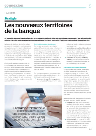 connexionjuillet 2013 5
Les nouveaux territoires
de la banque
Stratégie
 Actualité
La banque de détail connaît actuellement une
période de fortes évolutions sous les pressions
conjuguées du marché (notamment au travers
d’un renforcement de la réglementation), du
renchérissement de leurs coûts (également
induit par ces contraintes réglementaires) et de
la modification du comportement et des attentes
de leurs clients (qui basculent massivement des
canaux traditionnels vers le digital).
La stagnation globale du PNB se traduit par
concurrence accrue. Désormais, la lutte ne
porte plus seulement sur la qualité relationnelle
ou sur l’innovation produit, mais aussi sur le
prix. En conséquence, des plans ambitieux de
réduction des coûts sont partout en cours en
France et en Europe (les Anglo-saxons semblent
avoir effectué une partie de cette transition de
manière plus rapide) pour des gains d’ensemble
estimés à 10 % d’ici 2015.
Une évolution voisine des télécoms
Ces constats se retrouvent dans d’autres
secteurs à forte dimension relationnelle, comme
les télécoms qui, avant même l’arrivée de Free,
avaient déjà pour impératif de réduire fortement
leurs coûts. Or ces efforts, qui portent sur les
infrastructures mais aussi sur la distribution,
s’accompagnent de réflexions sur l’évolution de
l’activité : mise en place de nouvelles logiques
relationnelles (forte digitalisation des relations
sans valeur ajoutée), segmentation en marques
low cost/premium, investissements dans de
nouveaux univers d’offres (contenus, services à
domicile, santé…).
Ces trois axes stratégiques, concomitant de la
réduction des coûts, nous les retrouvons dans
l’élaboration de la banque de demain :
ff lancement de nouvelles marques dans
une logique de différenciation entre faibles
coûts de service/prix réduits et prestations
haut de gamme ;
ff remise à plat du modèle relationnel, avec
en particulier une redéfinition du rôle des
agences et une redistribution du maillage
territorial qui peut/doit conduire à une
nouvelle stratégie de distribution ;
ff exploration de nouveaux territoires
d’offres autour de nouvelles promesses
(ma banque, partenaire de ma santé, de
ma consommation au quotidien…).
Une stratégie relationnelle réinventée
En ce qui concerne la stratégie relationnelle,
on assiste actuellement au recentrage du
conseiller commercial sur les clients à forte
valeur/fort potentiel (et uniquement ceux-ci)
et au développement d’une offre de type self-
care amélioré, qui passe par un univers digital
complet et des agences réinventées. Celles-ci
s’orientent vers un modèle de distribution
spécialisée, mixant self-service (automates
offrant une gamme étendue de services) et
points de rencontres destinés aux rendez-vous
entre des conseillers itinérants (ce personnel
n’est plus affecté à l’agence) et certains clients à
forte valeur.
Naturellement, cette redéfinition en profondeur
ne va pas sans défis, qu’il faut anticiper :
ff le réseau : pour une grande partie de la
population, il demeure la pierre angulaire
de la confiance, ce qui pose des questions
sur la conquête des nouveaux clients et
le maternage du portefeuille selon les
objectifs de la banque (rentabilité par client,
taux de détention, élasticité à l’attrition…),
avec une nécessité de repositionner les
forces marketing vers le monde du digital ;
ff la cross-canalité : sa fluidité est un enjeu
majeur, à l’instar de ce qu’on observe dans
la distribution spécialisée, où le conseil
humain, en face à face ou à distance,
reste central dans la transformation
À l’image des télécoms, le secteur bancaire est en pleine révolution, la réduction des coûts s’accompagnant d’une redéfinition des
modèles d’activité. Des stratégies relationnelles, de marque et d’offres innovantes s’apprêtent à redessiner le paysage bancaire.
La stratégie relationnelle
consiste à développer
une offre de type self-care
amélioré, qui passe par un
univers digital complet (…)
(…)
©thanatip-Fotolia.com
 