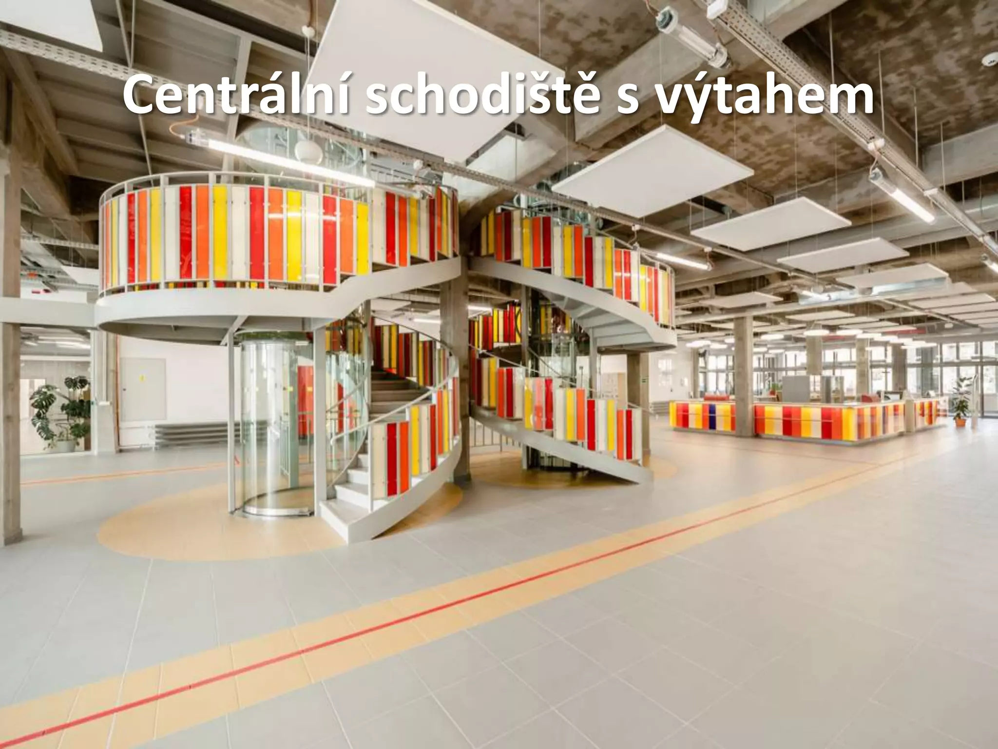 Centrální schodiště s výtahem
 