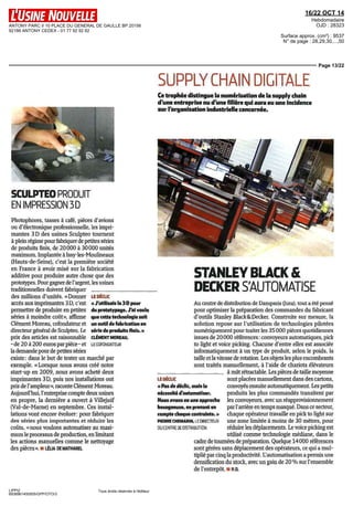 ANTONY PARC II 10 PLACE DU GENERAL DE GAULLE BP 20156 
92186 ANTONY CEDEX - 01 77 92 92 92 
16/22 OCT 14 
Hebdomadaire 
OJD : 28323 
Surface approx. (cm²) : 9537 
N° de page : 28,29,30,...,50 
Page 13/22 
LIPPI2 
6938961400505/GPP/OTO/3 
LE DÉCLIC 
« J'utilisais la 3 D pour 
du prototypage. J'ai voulu 
que cette technologie soit 
un outil de fabrication en 
série de produits finis. » 
CLÉMENT MOREAU, 
LECOFONDATEUR 
Tous droits réservés à l'éditeur 
SUPPLY CHAIN DIGITALE 
Ce trophée distingue la numérisation de la supply chain 
d'une entreprise ou d'une filière qui aura eu une incidence 
sur l'organisation industrielle concernée. 
SCULPTEO PRODUIT 
EN IMPRESSION 3 D 
Photophores, tasses à café, pièces d'avions 
ou d'électronique professionnelle, les impri-mantes 
3 D des usines Sculpteo tournent 
à plein régime pour fabriquer de petites séries 
de produits finis, de 20000 à 30000 unités 
maximum. Implantée à Issy-les-Moulineaux 
(Hauts-de-Seine), c'est la première société 
en France à avoir misé sur la fabrication 
additive pour produire autre chose que des 
prototypes. Pour gagner de l'argent, les usines 
traditionnelles doivent fabriquer 
des millions d'unités. «Donner 
accès aux imprimantes 3 D, c'est 
permettre de produire en petites 
séries à moindre coût», affirme 
Clément Moreau, cofondateur et 
directeur général de Sculpteo. Le 
prix des articles est raisonnable 
-de 20 à 200 euros par pièce- et 
la demande pour de petites séries 
existe : dans le but de tester un marché par 
exemple. «Lorsque nous avons créé notre 
start-up en 2009, nous avons acheté deux 
imprimantes 3 D, puis nos installations ont 
pris de l'ampleur», raconte Clément Moreau. 
Aujourd'hui, l'entreprise compte deux usines 
en propre, la dernière a ouvert à Villejuif 
(Val-de-Marne) en septembre. Ces instal-lations 
vont encore évoluer: pour fabriquer 
des séries plus importantes et réduire les 
coûts, «nous voulons automatiser au maxi-mum 
le processus de production, en limitant 
les actions manuelles comme le nettoyage 
des pièces», u LÉLIA DEMATHAREL 
STANLEY BLACK & 
DECKER S'AUTOMATISE 
Au centre de distribution de Damparis Qura), tout a été pensé 
pour optimiser la préparation des commandes du fabricant 
d'outils Stanley Black Se Decker. Construite sur mesure, la 
solution repose sur l'utilisation de technologies pilotées 
numériquement pour traiter les 35 000 pièces quotidiennes 
issues de 20000 références: convoyeurs automatiques, pick 
to light et voice picking. Chacune d'entre elles est associée 
informatiquement à un type de produit, selon le poids, la 
taille et la vitesse de rotation. Les objets les plus encombrants 
sont traités manuellement, à l'aide de chariots élévateurs 
LE DÉCLIC 
u Pas de déclic, mais la 
nécessité d'automatiser. 
Nous avons eu une approche 
besogneuse, en prenant en 
compte chaque contrainte. » 
PIERRE CHEMARIN, LE DIRECTEUR 
DU CENTRE DE DISTRIBUTION 
à mât rétractable. Les pièces de taille moyenne 
sont placées manuellement dans des cartons, 
convoyés ensuite automatiquement. Les petits 
produits les plus commandes transitent par 
les convoyeurs, avec un réapprovisionnement 
par l'arrière en temps masqué. Dans ce secteur, 
chaque opérateur travaille en pick to light sur 
une zone limitée à moins de 30 mètres, pour 
réduire les déplacements. Le voice picking est 
utilisé comme technologie médiane, dans le 
cadre de tournées de préparation. Quelque 14000 références 
sont gérées sans déplacement des opérateurs, ce qui a mul-tiplié 
par cinq la productivité. L'automatisation a permis une 
densification du stock, avec un gain de 20 % sur l'ensemble 
de l'entrepôt, u p. o. 
 
