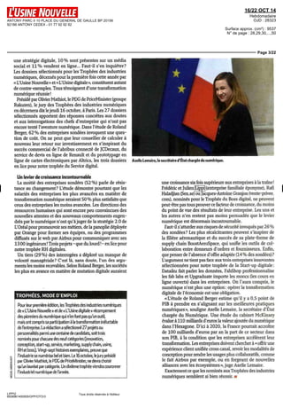 ANTONY PARC II 10 PLACE DU GENERAL DE GAULLE BP 20156 
92186 ANTONY CEDEX - 01 77 92 92 92 
16/22 OCT 14 
Hebdomadaire 
OJD : 28323 
Surface approx. (cm²) : 9537 
N° de page : 28,29,30,...,50 
Page 3/22 
une stratégie digitale, 10 % sont présentes sur un média 
social et 11% vendent en ligne Faut-il s'en inquiéter' 
Les dossiers sélectionnés pour les Trophées des industries 
numériques, décernés pour la première fois cette année par 
« L'Usine Nouvelle » et « L'Usine digitale », constituent autant 
de contre-exemples Tous témoignent d'une transformation 
numérique réussie ' 
Présidé par Olivier Mathiot, le PDG de PriceMmister (groupe 
Rakuten), le jury des Trophées des industries numériques 
en décernera dix le jeudi 16 octobre, à Paris Les 27 dossiers 
sélectionnés apportent des réponses concrètes aux doutes 
et aux interrogations des chefs d'entreprise qui n'ont pas 
encore tenté l'aventure numérique Dans l'étude de Roland 
Berger, 62 % des entreprises sondées invoquent une ques-tion 
de coût On ne peut que leur conseiller de calculer à 
nouveau leur retour sur investissement en s'inspirant du 
succès commercial de l'abribus connecté de JCDecaux, du 
service de devis en ligne de Renault et du prototypage en 
ligne de cartes électroniques par Altncs, les trois dossiers 
en lice pour notre trophée du Service digital 
Lin levier de croissance incontournable 
La moitié des entreprises sondées (52%) parle de résis-tance 
au changement7 L'étude démontre pourtant que les 
salariés des entreprises les plus avancées en matière de 
transformation numérique seraient 50% plus satisfaits que 
ceux des entreprises les moins avancées Les directions des 
ressources humaines qui sont encore peu convaincues des 
nouvelles attentes et des nouveaux comportements engen-drés 
par le numérique n'ont qu'àjuger de la stratégie 2 O de 
L'Oréal pour promouvoir ses métiers, de la panoplie déployée 
par Orange pour former ses équipes, ou des programmes 
diffusés sur le web par Airbus pour communiquer avec ses 
13 00 ingénieurs ' Trois projets - que du lourd ' - en lice pour 
notre trophée RH digitales 
Un tiers (29 %) des interrogées a déploré un manque de 
volonté managériale ' C'est là, sans doute, l'un des argu-ments 
les moins recevables Selon Roland Berger, les sociétés 
les plus en avance en matière de mutation digitale auraient 
LIPPI2 
6938961400505/GPP/OTO/3 
Tous droits réservés à l'éditeur 
TROPHEES, MODE D'EMPLOI 
Pour leur première édition, les Trophées des industries numériques 
de « L'Usine Nouvelle » et de « L'Usine digitale » récompensent 
des pionniers du numérique qui n'en font pas qu'un outil, 
maîs ont compris sa participation à la transformation inéluctable 
de l'entreprise La rédaction a sélectionné 27 projets ou 
personnalités parmi une centaine de candidats, soit trois 
nommés pour chacune des neuf catégories (innovation, 
conception, start-up, service, marketing, supply chain, usine, 
RH et boss] Vingt-sept histoires exemplaires, preuve que 
l'industrie se numérise bel et bien. Le 16 octobre, lejury présidé 
par Olivier Mathiot, le PDG de PriceMmister, ne devra choisir 
qu'un lauréat par catégorie. Un dixieme trophée viendra couronner 
l'industriel numérique de l'année. 
fl** 
Axelle Lemaire, la secrétaire d'État chargée du numérique. 
une croissance srx fois supérieure aux entreprises à la traîne ' 
Frédéric et Julien Lippi (entreprise familiale éponyme), Rafi 
Haladjian (Sen se) ou Jacques-Antoine Granjon (vente-privée 
com), nommés pour le Trophée du Boss digital, ne peuvent 
peut-être pas tous prouver ce facteur de croissance, du moins 
du point de vue des résultats de leur entreprise Les uns et 
les autres n'en restent pas moins persuadés que le levier 
numérique est désormais incontournable 
Faut-il s'attarder aux risques de sécurité invoqués par 26% 
des sondées? Les plus récalcitrantes peuvent s'inspirer de 
la filière aéronautique et du succès dè sa plate-forme de 
supply chain BoostAeroSpace, qui unifie les outils de col-laboration 
entre donneurs d'ordres et fournisseurs Enfin, 
que penser de l'absence d'offre adaptée (14% des sondées)' 
L'argument ne tient pas face aux trois entreprises innovantes 
sélectionnées pour notre trophée de la Start-up digitale 
Dataïku fait parler les données, FabShop professionnalise 
les fab labs et Upgraduate importe les moocs (les cours en 
ligne ouverts) dans les entreprises On l'aura compris, le 
numérique n'est plus une option opérer la transformation 
digitale de l'économie est une obligation 
«L'étude de Roland Berger estime qu'il y a 0,5 point de 
PIB à prendre en s'alignant sur les meilleures pratiques 
numériques», souligne Axelle Lemaire, la secrétaire d'État 
chargée du Numérique Une étude du cabinet McKinsey 
évalue à HO milliards d'euros la valeur ajoutée du numérique 
dans l'Hexagone D'ici à 2020, la France pourrait accroître 
de 100 milliards d'euros par an la part de ce secteur dans 
son PIB, à la condition que les entreprises accélèrent leur 
transformation Les entreprises doivent chercher à «offrir une 
expérience client unifiée cross canal, revoir les modalités de 
conception pour rendre les usages plus collaboratifs, comme 
le fait Airbus par exemple, ou en forgeant de nouvelles 
alliances avec les écosystèmes », juge Axelle Lemaire 
Exactement ce que les nommés aux Trophées des industries 
numériques semblent si bien réussir H 
 