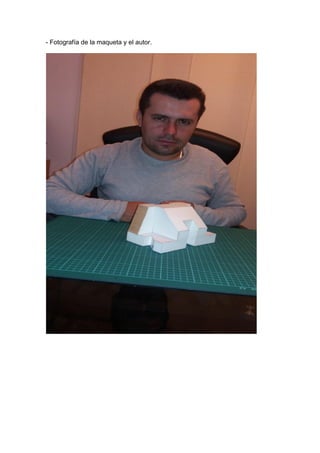 - Fotografía de la maqueta y el autor.
 