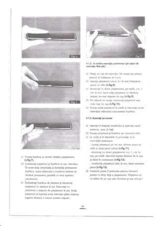 4.1.2. Al doilea exErcifiu preliminar (pe capul de
exercltiu fnrn pdr)

a)

Fixati un cap de exerciliu (de masaj Fau penru
peruci) la inalgmea de lucru.
b) A";eza1i pieptenul culcat, in cel mai indepdrtat
punct al cefei {v.Sg,8}.

c)

Aluneca$ cu dosul pieptenului, pe ceafi, cca.

1

cm. in sus. Apoi rotigi pieptenul cu dantr:ra,

reptat, tot mai departe de cap (v.fi9.9).

d)

Pe masura ce urcaEi, conducegi pieptenul mai

oblic

e)

faga

de cap {v.fig.lOh

Pune$ iard$i pieptenul la ceafi Si executati acurn
exercitiul m2nuind concomitent foarfeca.

4.1.3. Exelcigii pe rnodel

a)

fuupoia modelului Ei aplecali capul
acestuia, uEor, in fagi.

A,gezagi-va

b) Puneli pieptenul Ei foarfeca pe contuml cefei.
c) La ceafa qi h lateralele ei procedali ca la
exercigiile anterioare:

c) Pune$

foarfeca la nivelul

- punegi pieptenul pe cel mai inferior punct ai
cefei gi tnia$ pirul ridicat (v.ffg.l1);
- alunecag cu dosul pieptenului cca. 1.. cm. in
sus, pe ceafi, risucind treptat dantura de la cap

di4ilor pieptenului

in continuare {v.fi9.12};
- conducegi piepteirul oblic in sus, tdind simultan
parul (v.fig.l3).
d) Connrrul poate fi prelucrat ulterior folosind
gi teind

(v.fig.7).

d)

Conduce[i pieptenul Ei foarfeca in sus, simultan.
ln acest timp deschidegi qi hchideg permanenr
foarfeca. Lama inferioari a foarfecei trebuie
rim2ni permanent paraleld cu linia spatelui

si

partea cu dintr degi a pieptenului. Pieptenul se
va ridica de pe cap mai devreme qi mai abrupt

pieptenului.

e) lndepanag foarfeca

de piepten Qi inroarceti
pieptenul cu da*ura ?n ios. Exeanag cu
pieptenul o mi;care de pieptdnare in jos. Rotigi

pieptenuJ

Sr

repetati acest exerc{iu pane oftinegi

legarea fireasce a tuturor acestor mi€c5ri.

64

-

!

 