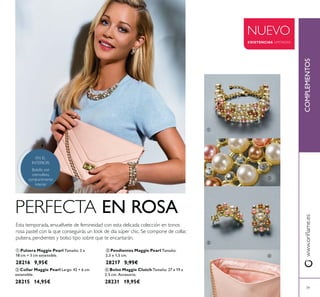 39
ቢ Pulsera Maggie Pearl Tamaño: 3 x
18 cm + 3 cm extensible.
28216 9,95€
ባ Collar Maggie Pearl Largo: 42 + 6 cm
extensible.
28215 14,95€
ቤ Pendientes Maggie Pearl Tamaño:
2,5 x 1,5 cm.
28217 5,95€
ብ Bolso Maggie Clutch Tamaño: 27 x 19 x
2.5 cm. Accesorio.
28231 19,95€
Bolsillo con
cremallera,
compartimento
interior
EN EL
INTERIOR:
COMPLEMENTOS
NUEVO
EXISTENCIAS LIMITADAS
PERFECTA EN ROSA
ቢ
ባ
ቤ
ብ
 