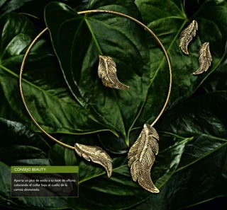 90
CONSEJO BEAUTY:
Aporta un plus de estilo a tu look de oﬁcina
colocando el collar bajo el cuello de la
camisa abotonado.
 