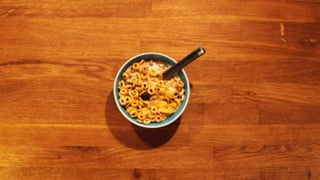 美齡細語柔風輕語　笑談⼈人⽣生
 