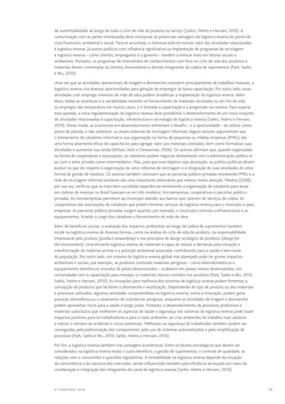 19© TEARFUND 2016
de sustentabilidade ao longo de todo o ciclo de vida do produto ou serviço (Sarkis, Helms e Hervani, 2010). A
comunicação com as partes interessadas deve incorporar as potenciais vantagens da logística reversa do ponto de
vista financeiro, ambiental e social. Para os acionistas, o interesse está em extrair valor das atividades relacionadas
à logística reversa. Já outros públicos com influência significativa na implantação de programas de reciclagem
e logística reversa – como clientes, empregados e o governo – tendem a enfocar mais em fatores sociais e
ambientais. Portanto, os programas de intercâmbio de conhecimentos com foco no ciclo de vida dos produtos e
materiais devem contemplar os clientes, fornecedores e demais integrantes da cadeia de suprimentos (Park, Sarkis
e Wu, 2010).
Uma vez que as atividades operacionais de triagem e desmanche consistem principalmente de trabalhos manuais, a
logística reversa cria diversas oportunidades para geração de empregos de baixa capacitação. Por outro lado, essas
atividades com emprego intensivo de mão de obra podem inviabilizar a implantação da logística reversa. Além
disso, dadas as incertezas e a variabilidade inerente no fornecimento de materiais reciclados ou em fim de vida,
os empregos são temporários em muitos casos, e é limitada a capacitação e a progressão na carreira. Para superar
essa questão, a nova regulamentação da logística reversa deve possibilitar o desenvolvimento de um novo conjunto
de atividades relacionadas à capacitação, infraestrutura e tecnologia de logística reversa (Sarkis, Helms e Hervani,
2010). Desse modo, as economias em desenvolvimento enfrentam o desafio – e a oportunidade – de utilizar como
ponto de partida, e não substituir, os atuais sistemas de reciclagem informais. Alguns autores argumentam que
o treinamento de catadores informais e sua organização na forma de pequenas ou médias empresas (PMEs) são
uma forma altamente eficaz de capacitá-los para agregar valor aos materiais coletados, bem como formalizar suas
atividades e aumentar sua renda (Wilson, Velis e Cheeseman, 2006). Os autores afirmam que, quando organizados
na forma de cooperativas e associações, os catadores podem negociar diretamente com a administração pública e/
ou com o setor privado como intermediários. Mas, para que esse objetivo seja alcançado, as política públicas devem
evoluir no que diz respeito à organização do setor informal de reciclagem e à integração de suas atividades do setor
formal de gestão de resíduos. Os autores também concluem que as parcerias público-privadas envolvendo PMEs e a
rede de reciclagem informal existente são uma importante alternativa que merece maior atenção. Medina (2008),
por sua vez, verificou que as mais bem-sucedidas experiências envolvendo a organização de catadores para atuar
em cadeias de reversas no Brasil baseiam-se em três modelos: microempresas, cooperativas e parcerias público-
privadas. As microempresas permitem ao município atender aos bairros que carecem de serviços de coleta. As
cooperativas são associações de catadores que podem fornecer serviços de logística reversa para o município e para
empresas. As parcerias público-privadas surgem quando, por exemplo, o município controla a infraestrutura e os
equipamentos, ficando a cargo dos catadores o fornecimento de mão de obra.
Além de benefícios sociais, a avaliação dos impactos ambientais ao longo da cadeia de suprimentos também
incide na logística reversa de diversas formas, como na análise do ciclo de vida do produto, na responsabilidade
empresarial pelo produto (product stewardship) e nos princípios de design ecológico de produtos (design for
the environment). Uma eficiente logística reversa de materiais é capaz de reduzir a demanda pela extração e
transformação de matérias-primas e a poluição ambiental associada, contribuindo para a saúde e bem-estar
da população. Por outro lado, um sistema de logística reversa global mal planejado pode ter graves impactos
ambientais e sociais, por exemplo, se produtos contendo materiais perigosos – como eletrodomésticos e
equipamentos eletrônicos oriundos de países desenvolvidos – acabarem em países menos desenvolvidos, em
comunidades sem a capacitação para manejar os materiais tóxicos contidos nos produtos (Park, Sarkis e Wu, 2010;
Sarkis, Helms e Hervani, 2010). As inovações para melhoria dos sistemas de logística reversa podem fomentar a
concepção de produtos que facilitem o desmanche e reutilização. Dependendo do tipo de produto ou dos materiais
e processos utilizados, algumas atividades compreendidas na logística reversa, como a trituração, podem gerar
poluição atmosférica ou o vazamento de substâncias perigosas, enquanto as atividades de triagem e desmanche
podem apresentar riscos para a saúde a longo prazo. Portanto, o desenvolvimento de processos produtivos e
materiais substitutos que melhorem os aspectos de saúde e segurança nos sistemas de logística reversa pode trazer
impactos positivos para os trabalhadores e para o meio ambiente, ao criar ambientes de trabalho mais salubres
e reduzir o número de acidentes e riscos potenciais. Melhorias na segurança do trabalhador também podem ser
conseguidas pela padronização dos componentes, pelo uso de sistemas automatizados e pela simplificação de
processos (Park, Sarkis e Wu, 2010; Sarkis, Helms e Hervani, 2010).
Por fim, a logística reversa também traz vantagens econômicas. Entre os fatores estratégicos que devem ser
considerados na logística reversa estão o custo-benefício, a gestão de suprimentos, o controle de qualidade, as
relações com o consumidor e questões regulatórias. A rentabilidade na logística reversa depende da situação
da concorrência e da natureza dos mercados, sendo influenciada também pela eficiência alcançada por meio da
coordenação e integração dos integrantes do canal de logística reversa (Sarkis, Helms e Hervani, 2010).
 