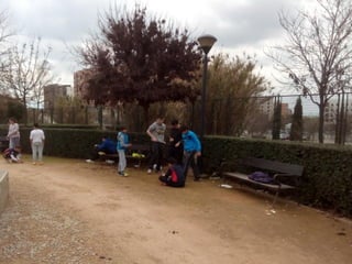 2016 03 15 1ºESO B jugando en el barrio Albayda