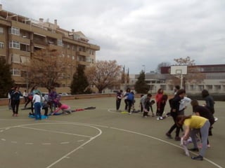 2016 03 15 1ºESO B jugando en el barrio Albayda